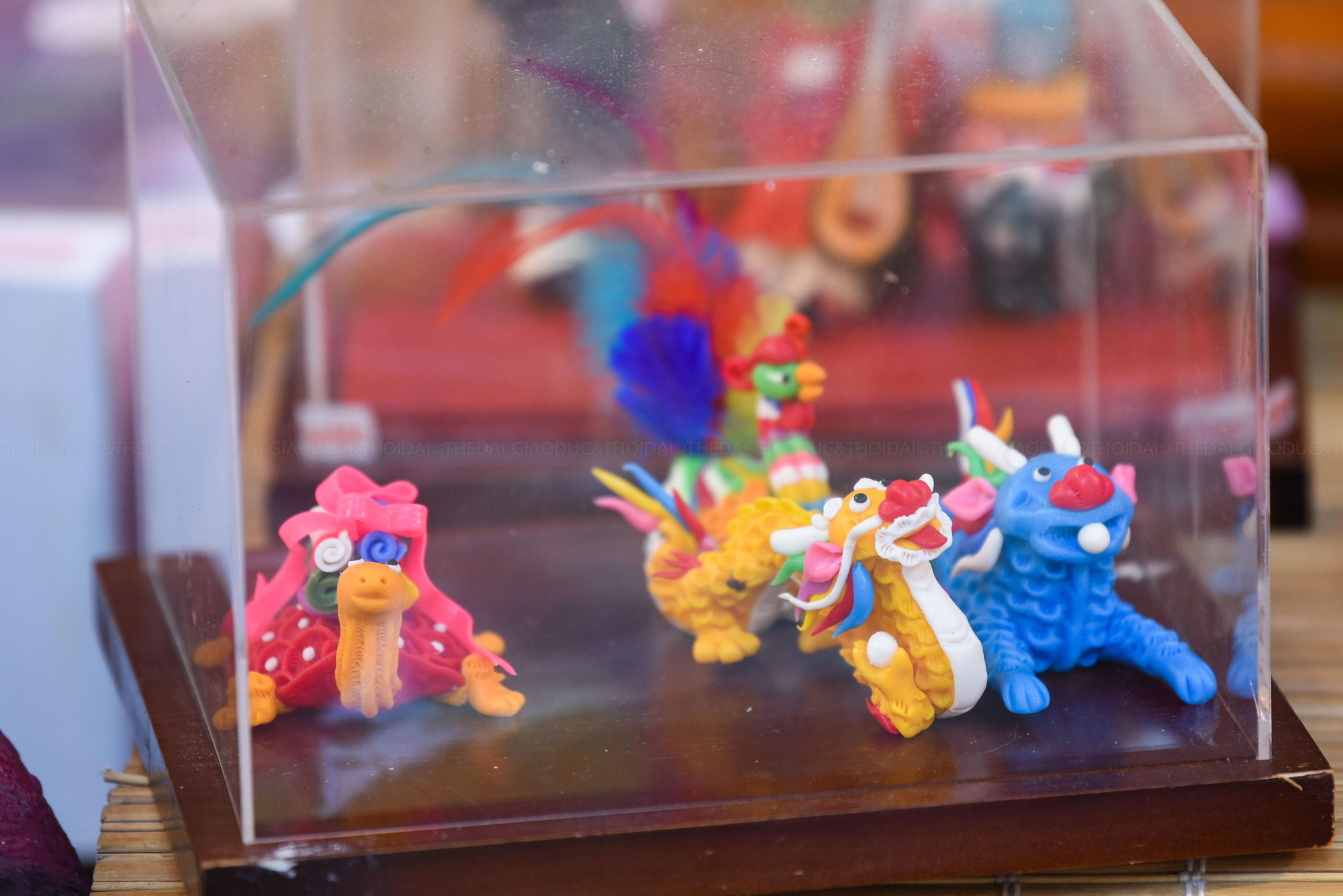 Chủ đề cũng đa dạng, ví dụ con giống ở phố Khách thì chuyên về các con vật thần thoại như bộ tứ linh long ly quy phụng, tam nghê, nhân sư...