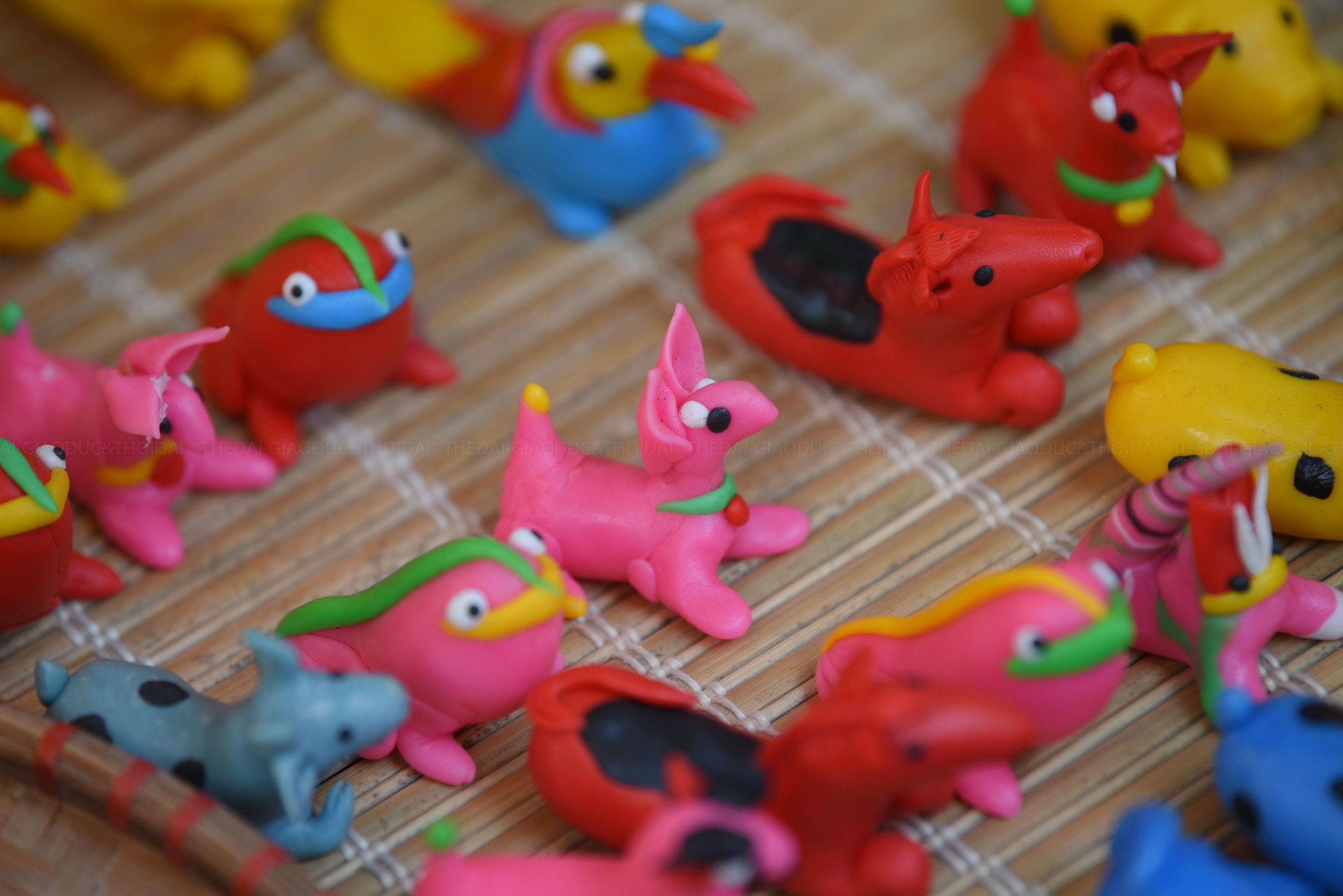 Chất liệu của con giống bột ở phố Đồng Xuân hay phố Khách xưa không phải là bột gạo tẻ hay bột gạo nếp mà ban đầu là bột hoành tinh, sau đó đổi thành bột năng.