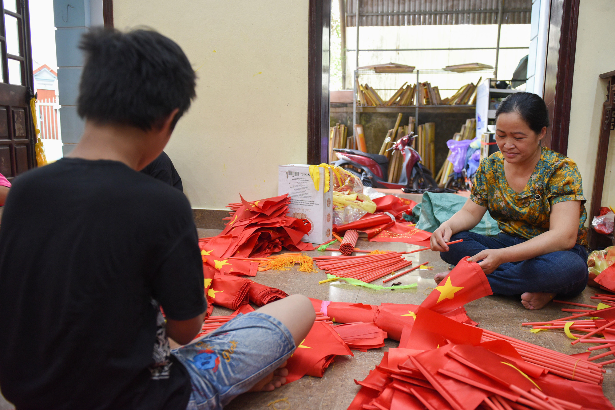 Do nhu cầu của người tiêu dùng tăng vọt vào ngày lễ Quốc khánh 2/9 và lễ khai giảng năm học mới 5/9 nên công việc lại bận rộn hơn bao giờ hết.