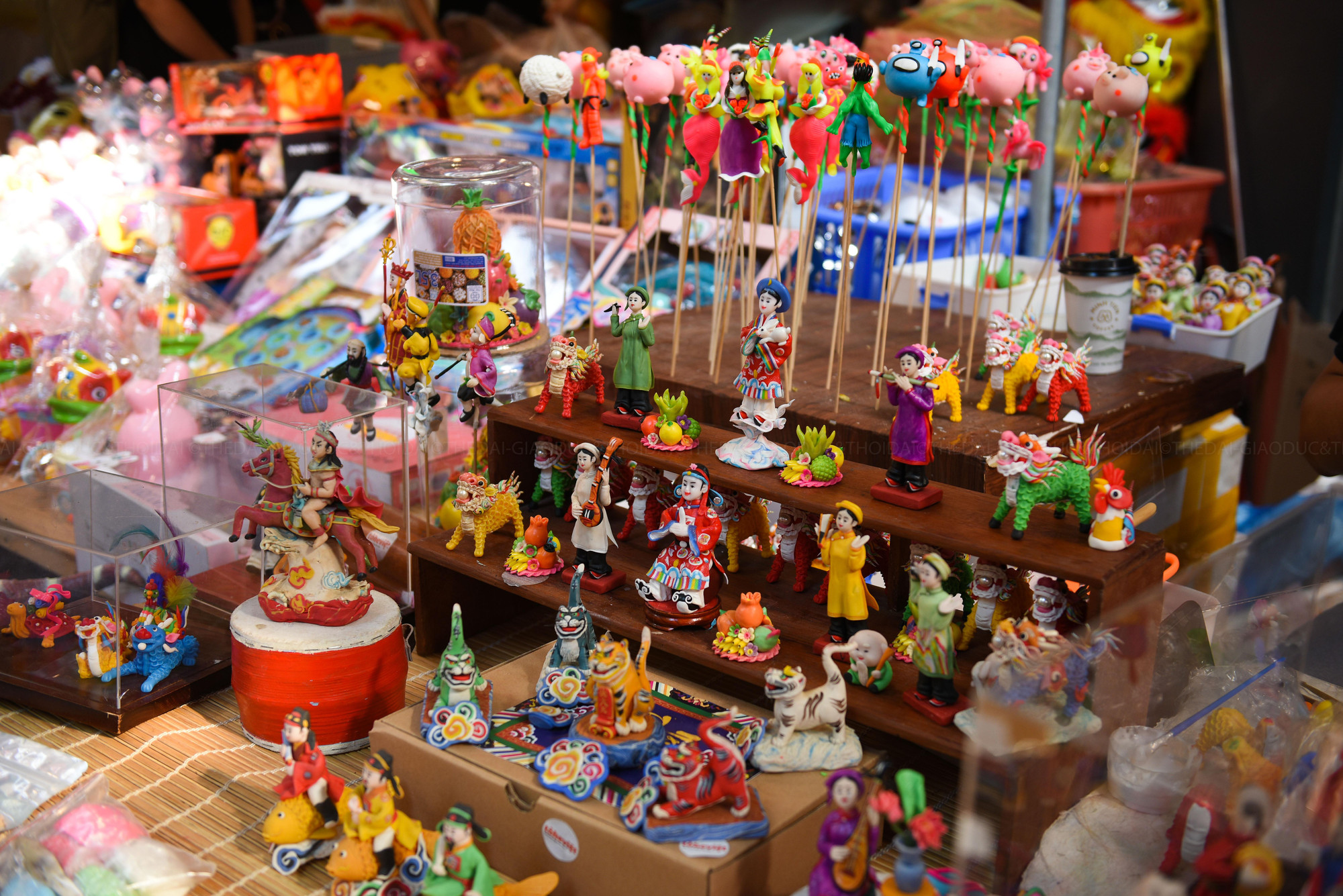 Gian hàng tò he nhỏ được bày ngay trên phố Hàng Mã nhộn nhịp.