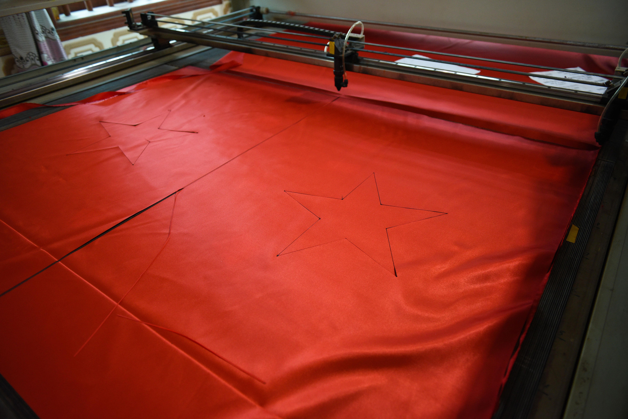 Dịp Quốc khánh 2/9 đến gần cũng là lúc các gia đình tại làng nghề Từ Vân hối hả sản xuất các loại cờ Tổ quốc cung ứng cho thị trường.