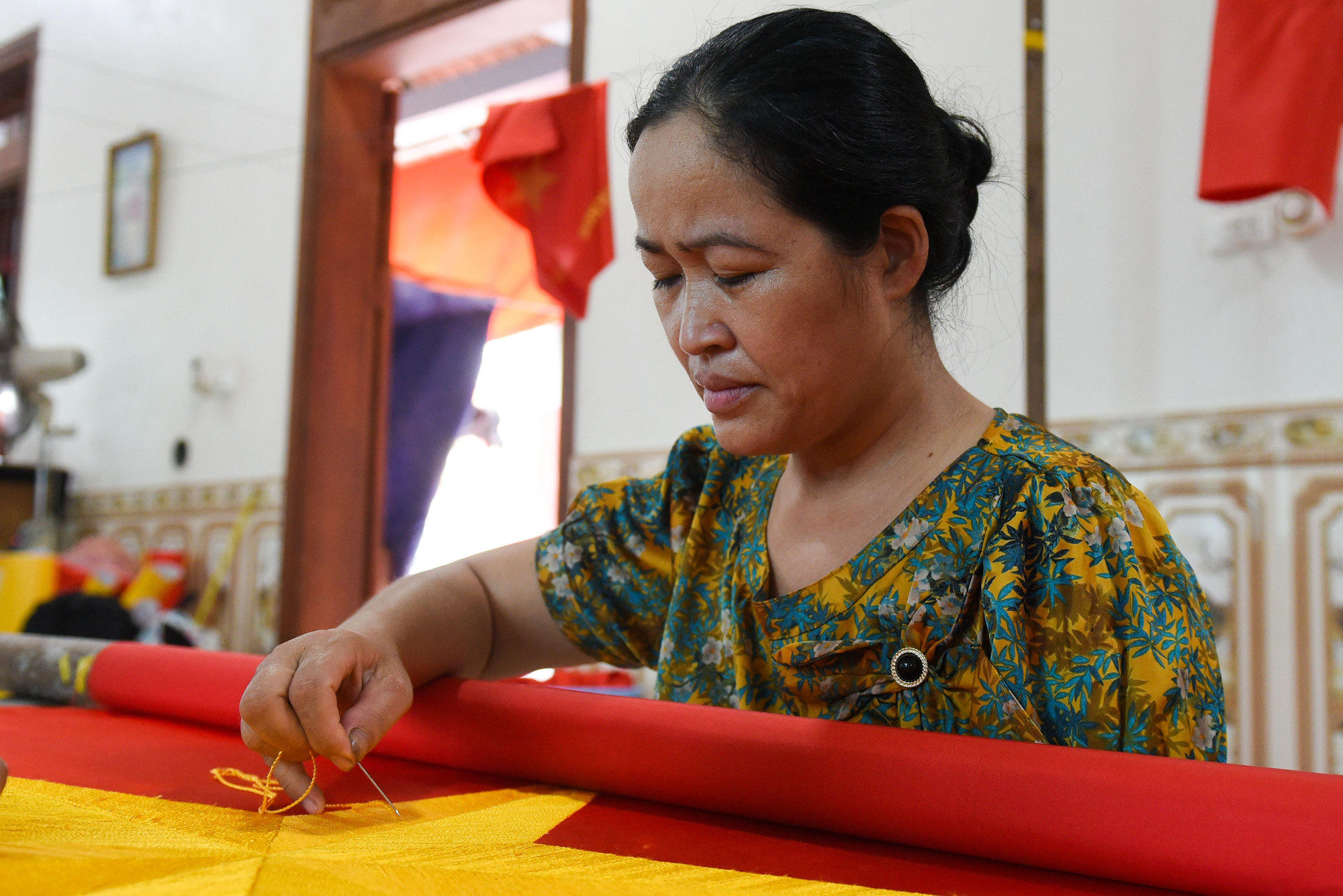 Trong làng này hiện có nhiều gia đình đã 4 đời làm nghề may cờ Tổ quốc. Gắn bó với nghề truyền thống, công việc thiêng liêng, tự hào và mang đến nguồn thu nhập ổn định cho đời sống người làm nghề.