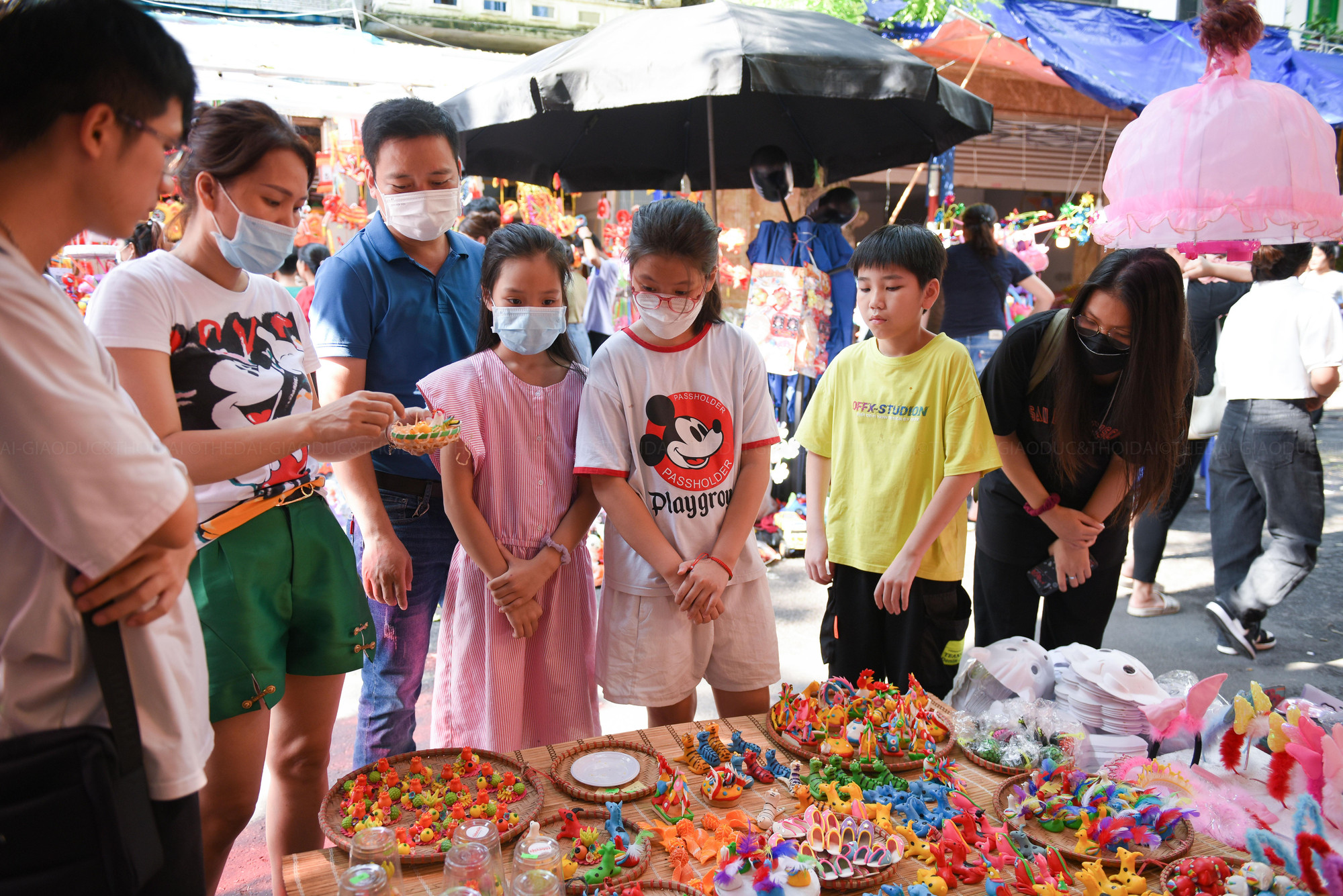 Tại gian hàng nhỏ này, có gần như đầy đủ những loại tò he xưa của nhiều vùng miền khác nhau trên đất nước.