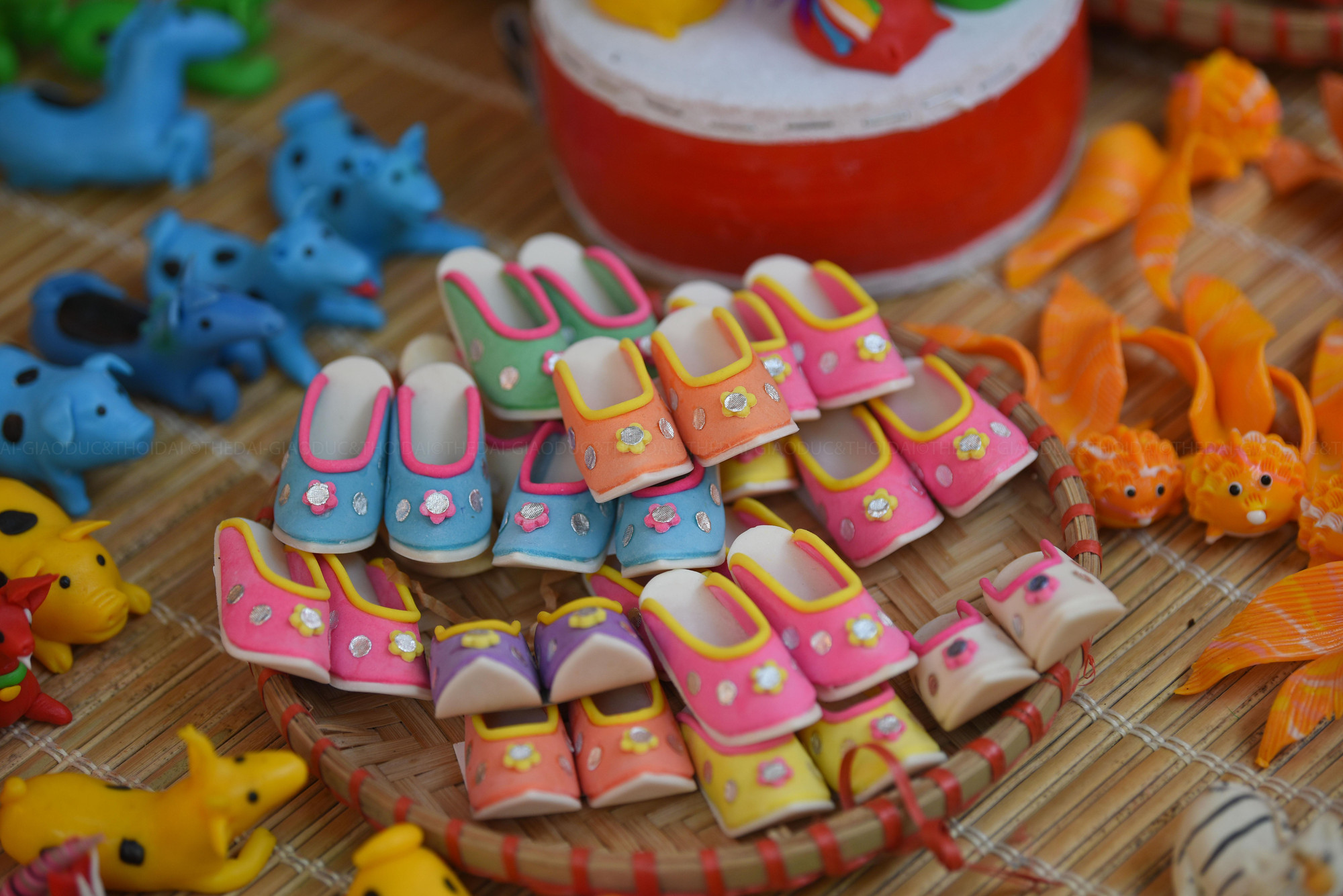 Con giống ở phố Đồng Xuân thì đặc trưng là ngũ quả,đôi hài, lục súc tranh công và cả những tín ngưỡng dân gian Việt Nam.