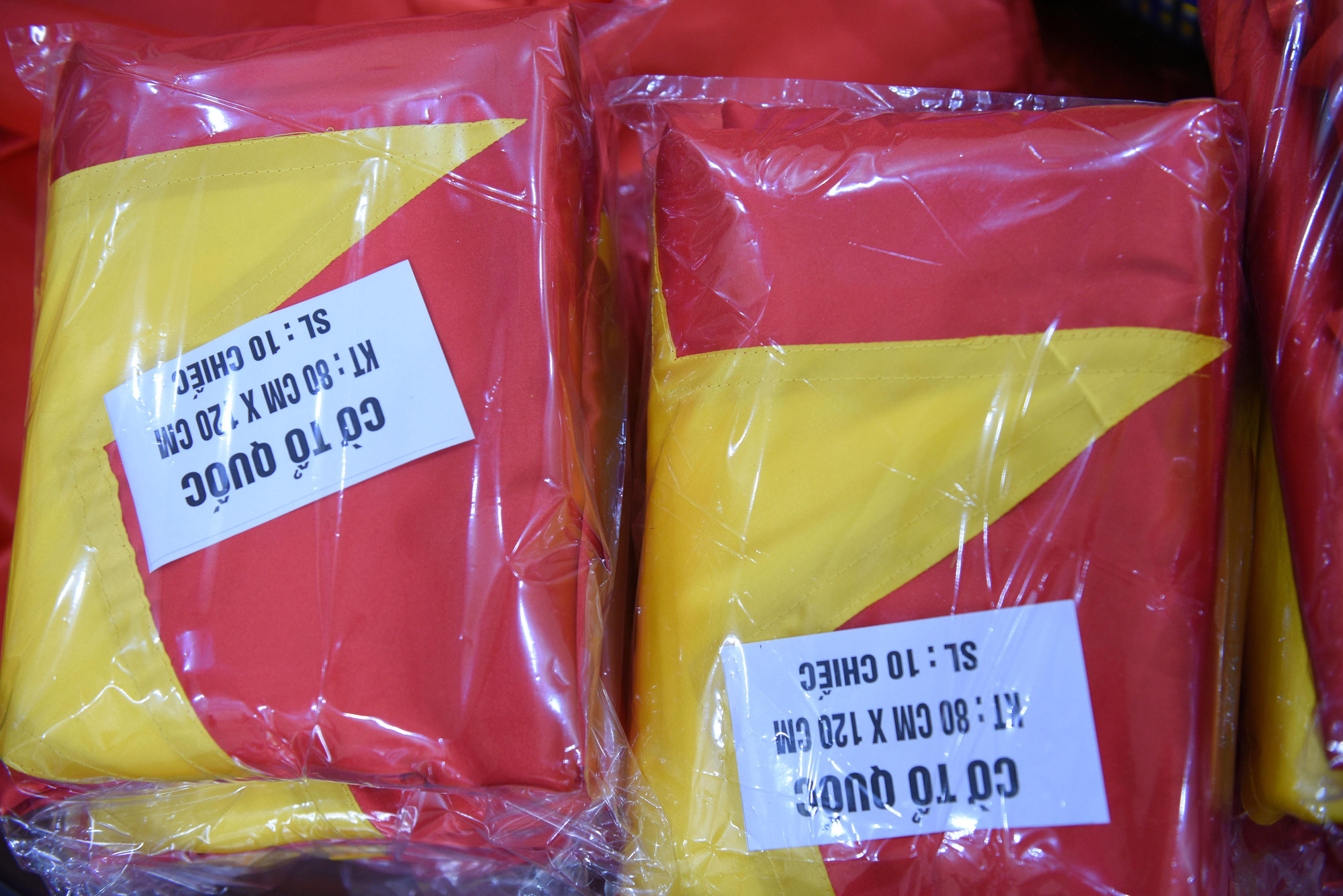 Sống được bằng nghề, tự hào được làm nghề, người dân làng Từ Vân luôn cảm thấy xúc động, thiêng liêng khi những lá cờ gia đình họ sản xuất đã có ở mọi miền Tổ quốc.