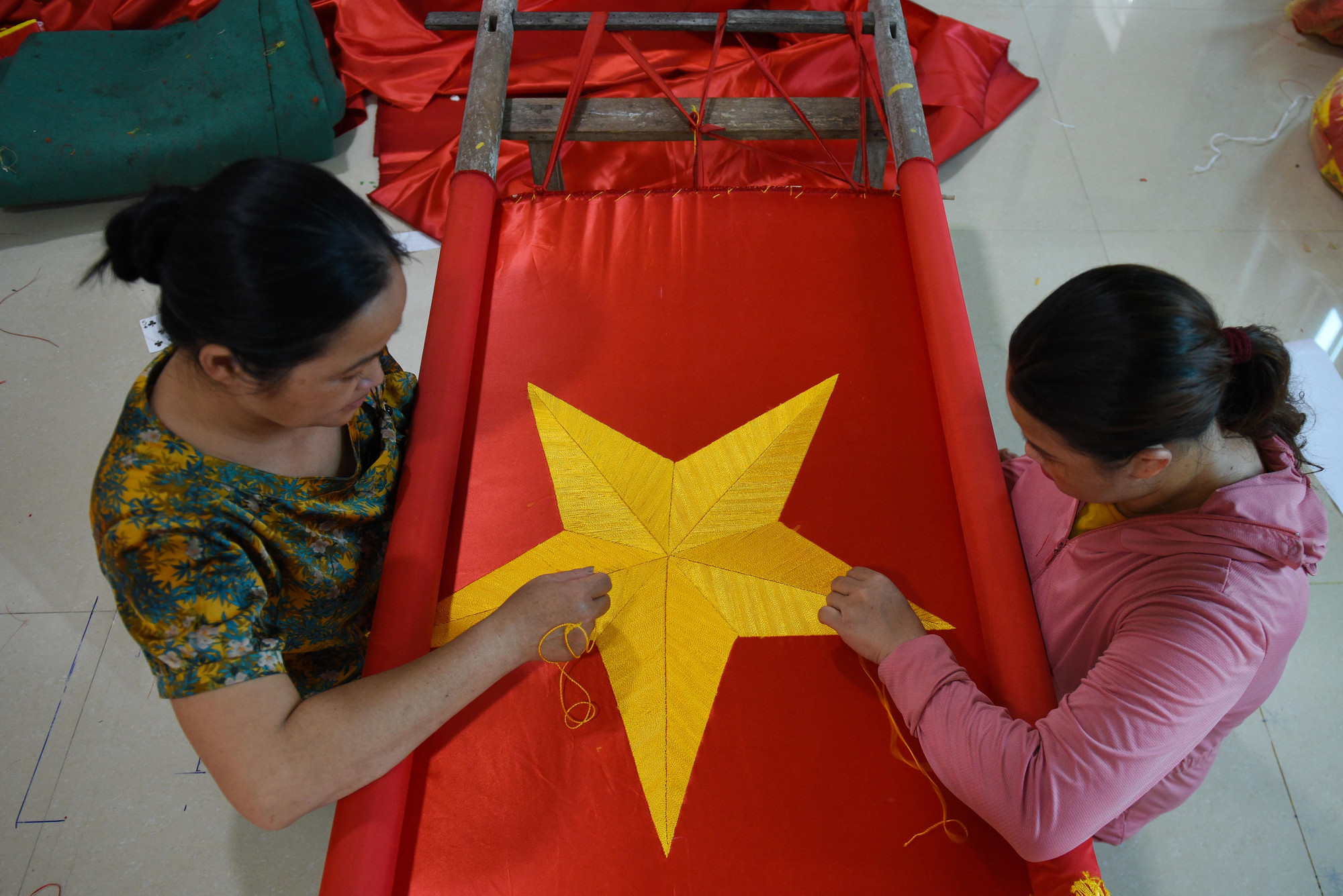 Theo các cụ cao niên trong làng, nghề may cờ Tổ quốc ở làng Từ Vân bắt đầu từ những ngày Cách mạng tháng Tám năm 1945. Tại Quảng trường Ba Đình lịch sử, nơi Chủ tịch Hồ Chí Minh đọc bản Tuyên ngôn Độc lập ngày 2/9/1945, có hàng ngàn lá cờ đỏ sao vàng bay phấp phới do người dân làng Từ Vân may.