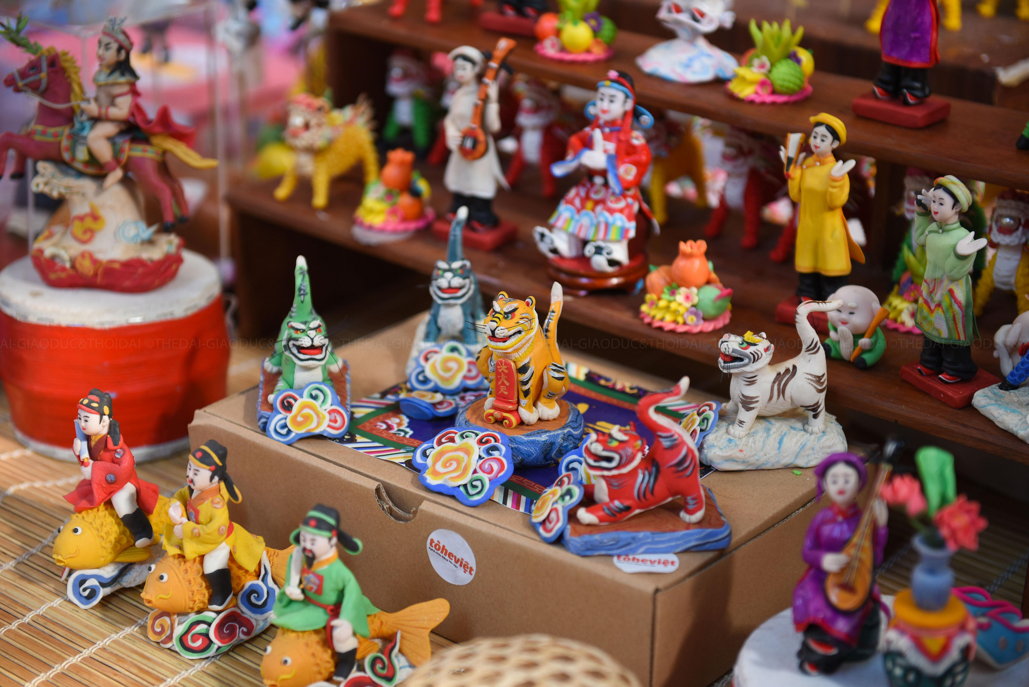 Tại Huế có làng nghề làm con giống bằng bột dong, ở Nam Sách - tỉnh Hải Dương cũng có làng nghề làm con giống. Tại phố cổ Hà Nội có 2 dòng làm con giống, con giống sơn ở phố Đồng Xuân, phố Hàng Lược, Hàng Mã và con giống vẩy ở phố Khách giờ là phố Mã Mây, Hàng Buồm, tuy nhiên đã bị thất truyền.