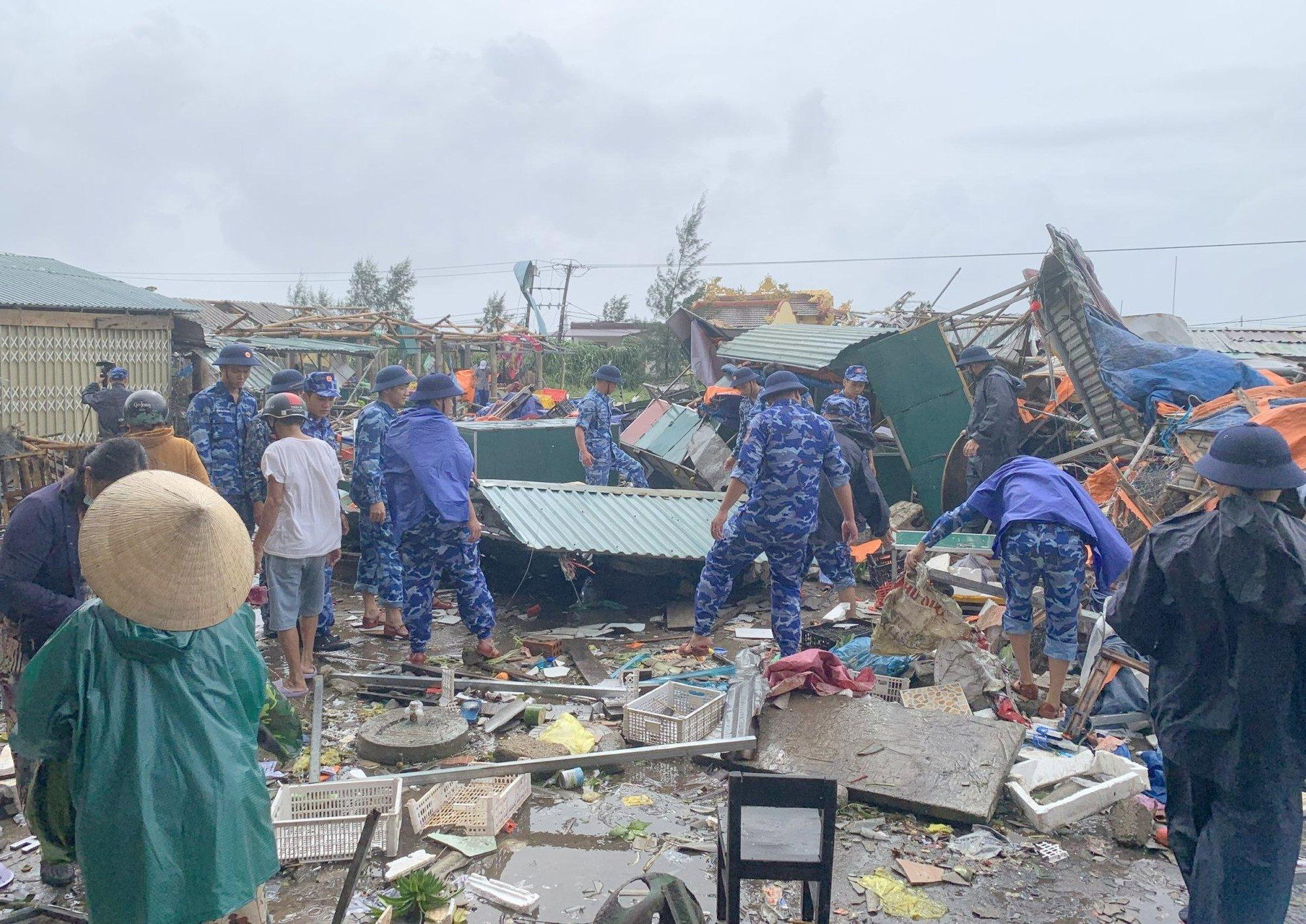 Hải đội 202, Bộ tư lệnh Vùng Cảnh sát biển 2 cũng điều động 25 cán bộ, chiến sĩ phối hợp với cấp ủy, chính quyền và các đơn vị LLVT trên địa bàn giúp bà con tại chợ Cửa Việt, xã Gio Việt, huyện Gio Linh khắc phục hậu quả do cơn bão số 4 và cơn lốc bất thường chiều 27/9.