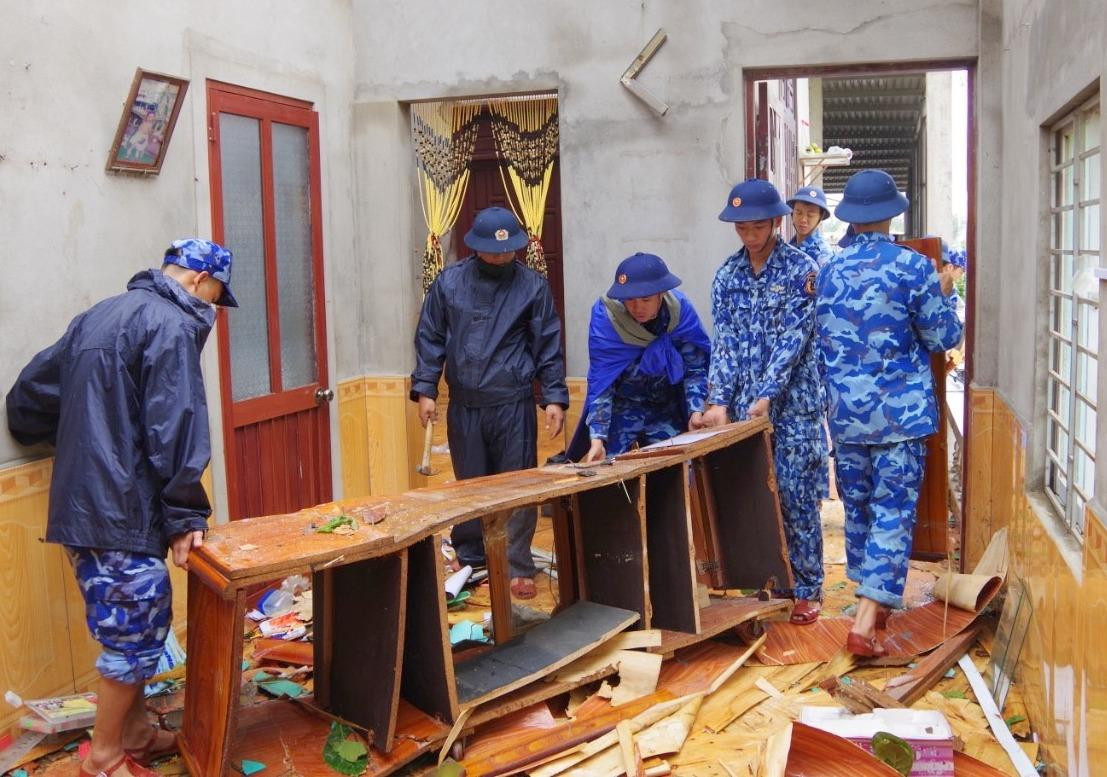 Các lực lượng tiến hành thu dọn đồ đạc, chặt và thu gom cây cối, dọn dẹp vệ sinh, sửa sang các ngôi nhà bị tốc mái.