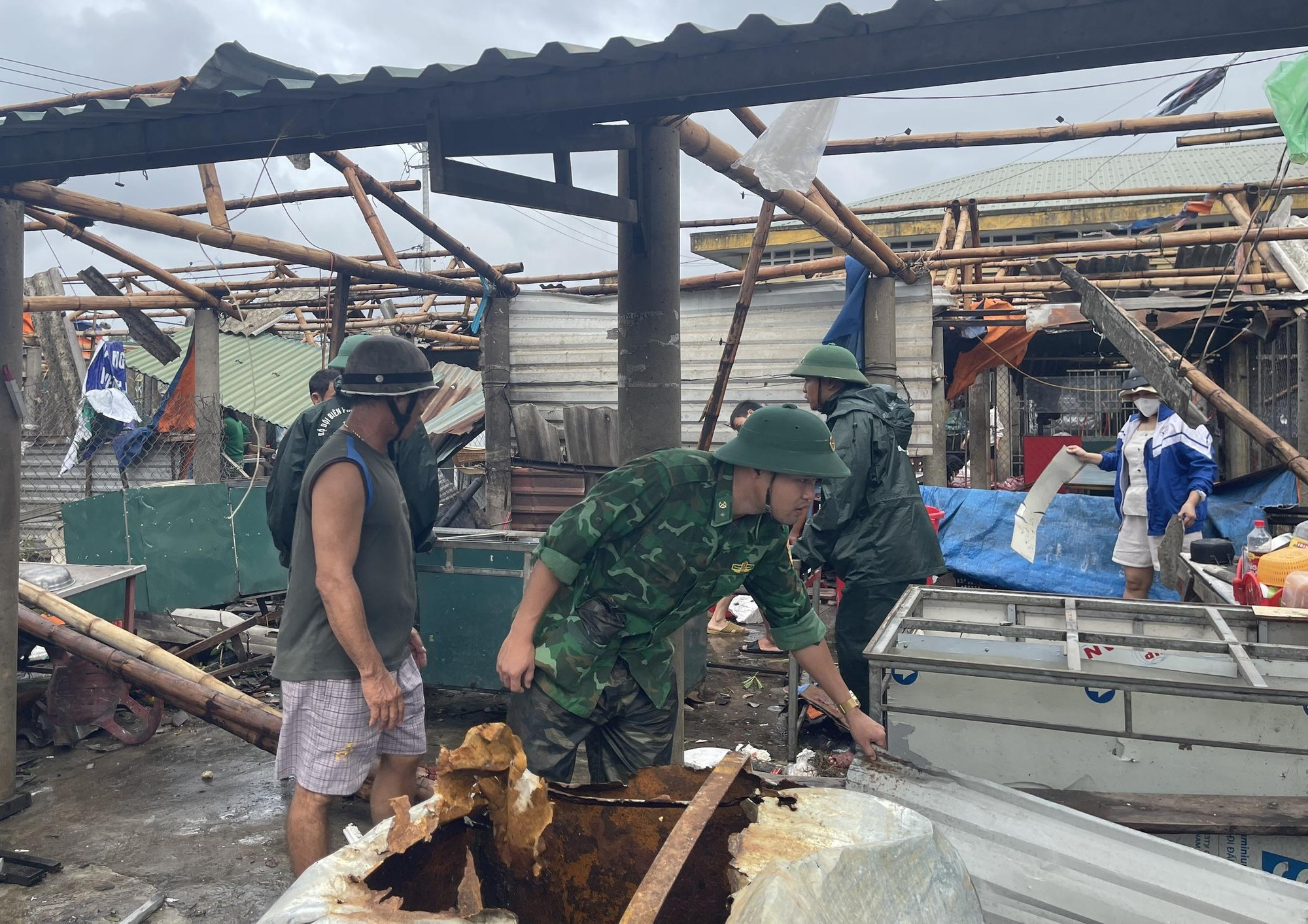 Ngày 29/9, Thiếu tá Nguyễn Văn Anh - Chính trị viên Đồn Biên phòng cửa khẩu cảng Cửa Việt (Bộ đội Biên phòng tỉnh Quảng Trị) cho biết, trong những ngày qua, đơn vị đã huy động cán bộ, chiến sĩ phối hợp với các lực lượng khác tập trung hỗ trợ người dân khắc phục hậu quả do thiên tai gây ra, giúp bà con sớm ổn định cuộc sống.