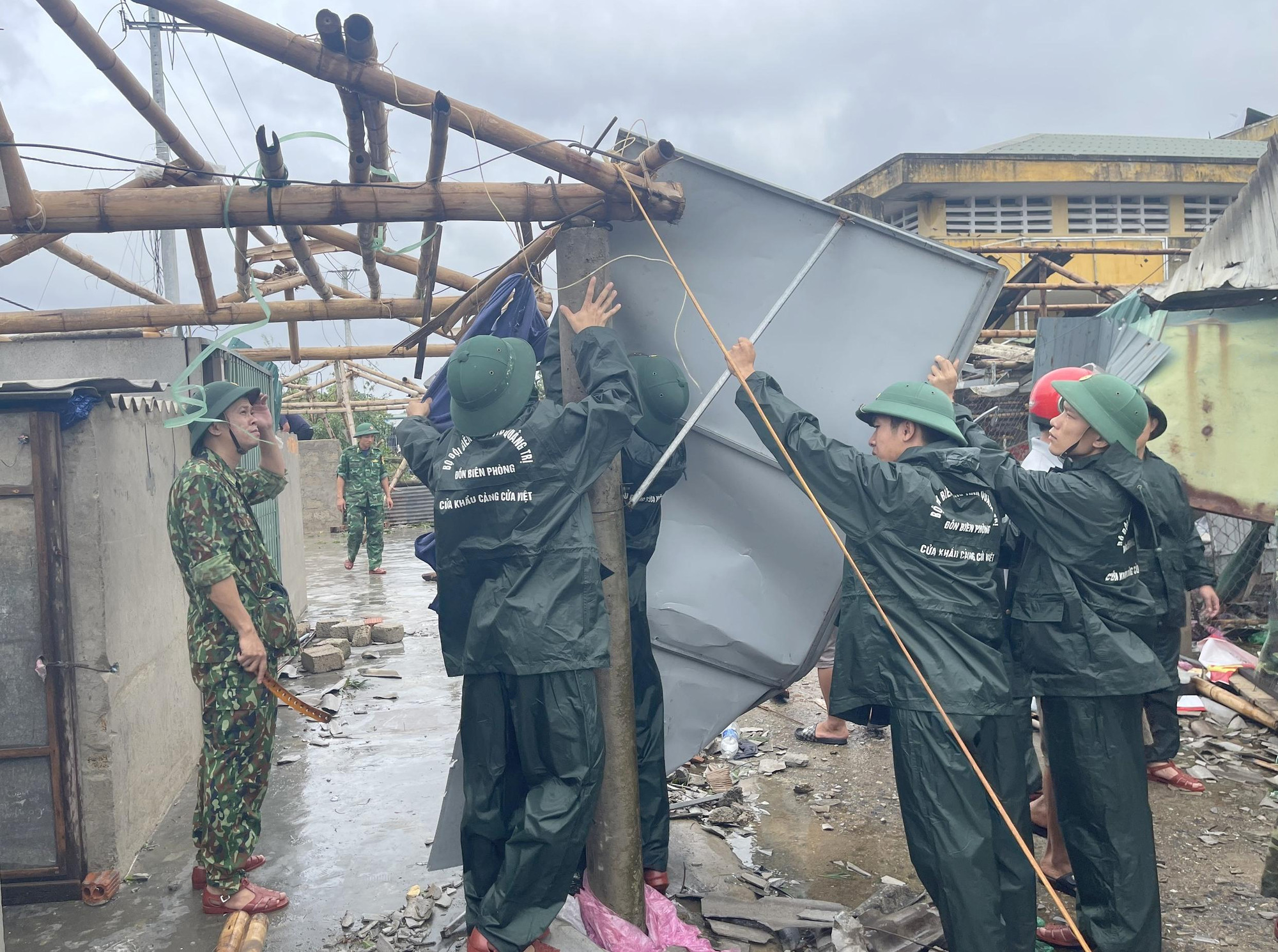 Trước đó, do ảnh hưởng của bão số 4, vào chiều ngày 27/9 tại thị trấn Cửa Việt (huyện Gio Linh, tỉnh Quảng Trị) đã xảy ra lốc xoáy, gây thiệt hại nặng cho người dân địa phương.