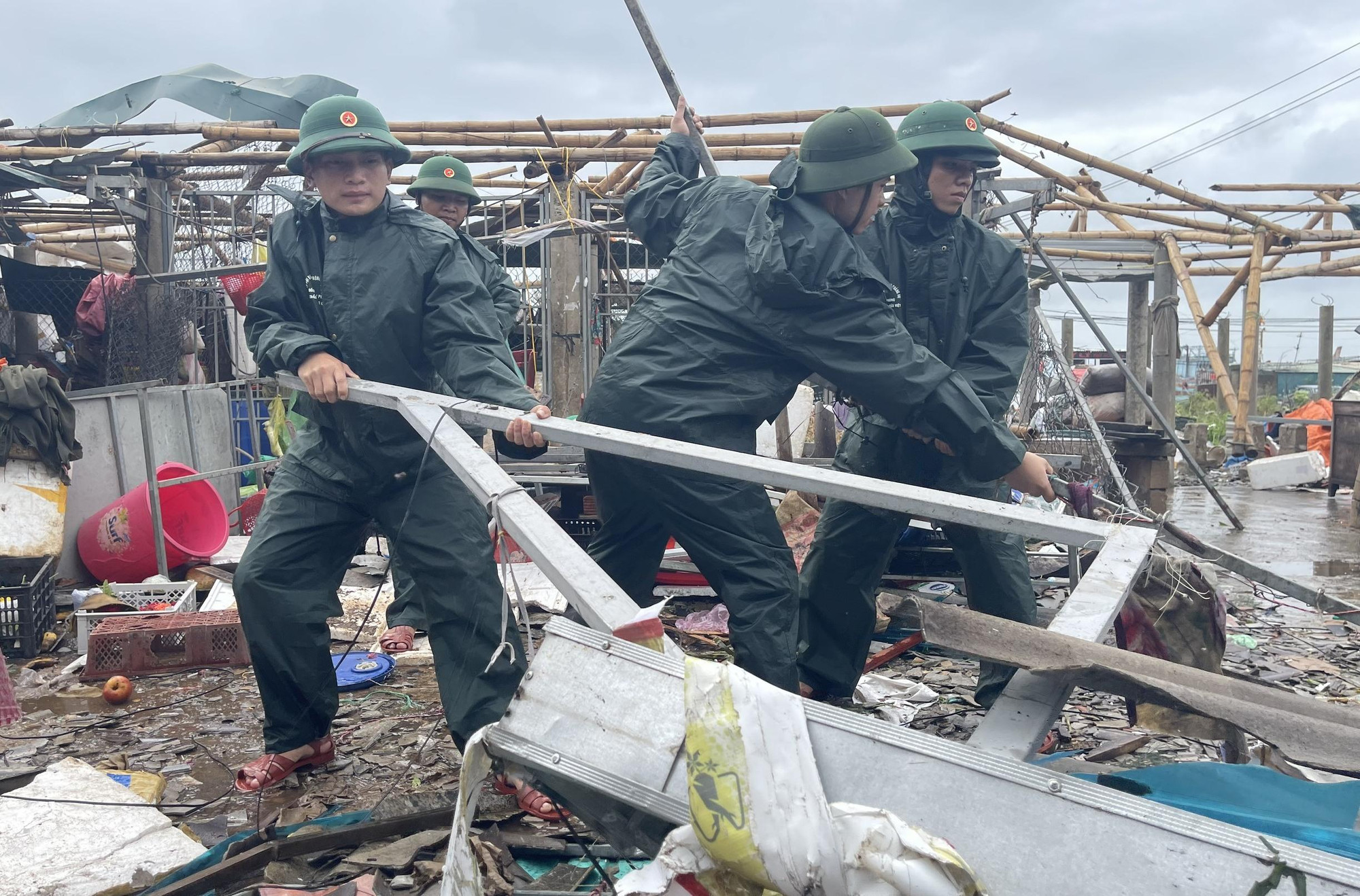 Chợ Cửa Việt bị thiệt hại nặng nề sau lốc xoáy, nhiều cửa hàng kinh doanh của bà con bị ảnh hưởng.