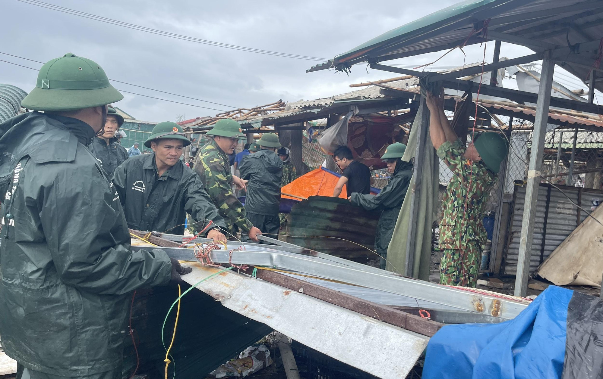 Sự hỗ trợ kịp thời của các lực lượng vũ trang đã động viên tinh thần đối với người dân lúc hoạn nạn.