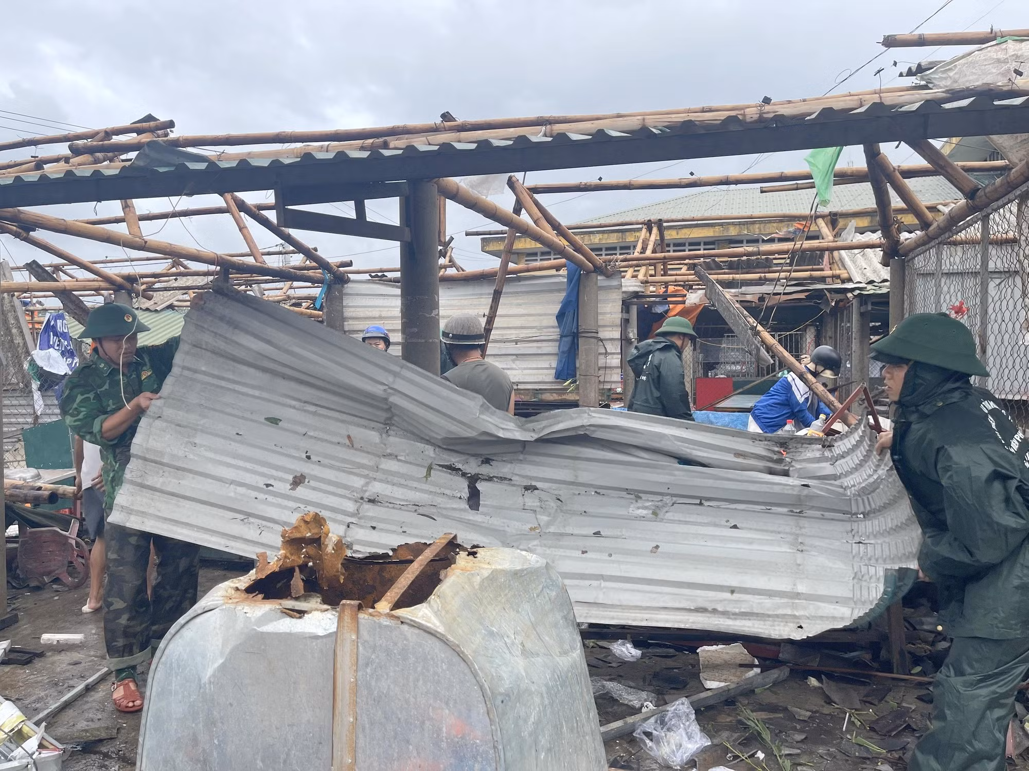 Bộ đội biên phòng giúp người dân tại chợ Cửa Việt thu dọn vệ sinh.