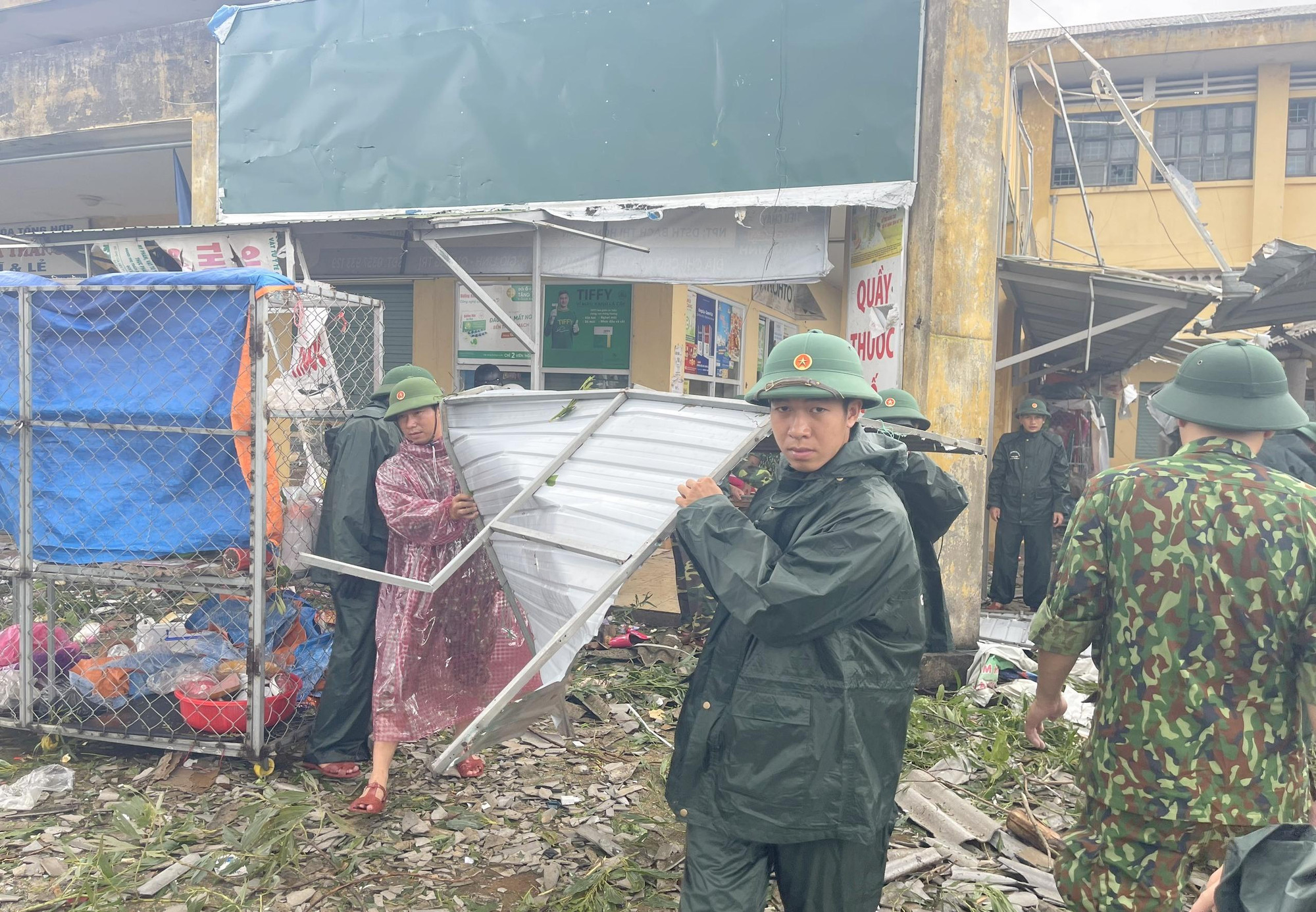 Theo thống kê, lốc xoáy làm 180 hàng quán ven biển hư hỏng, 120 nhà bị tốc mái, sập tường, trong đó 2 ngôi nhà sập hoàn toàn và khiến 4 người bị thương.