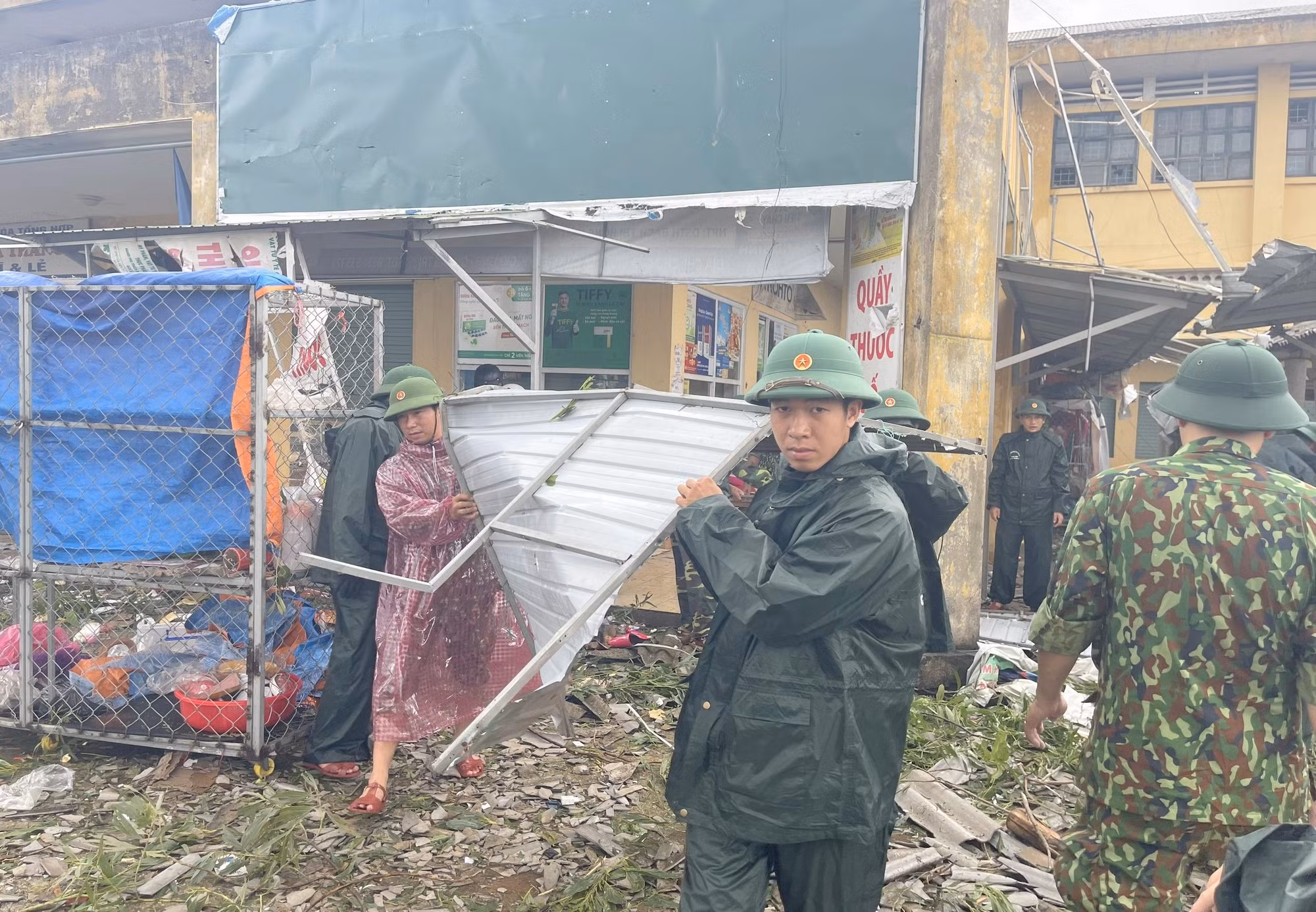 Theo thống kê, lốc xoáy làm 180 hàng quán ven biển hư hỏng, 120 nhà bị tốc mái, sập tường, trong đó 2 ngôi nhà sập hoàn toàn và khiến 4 người bị thương.