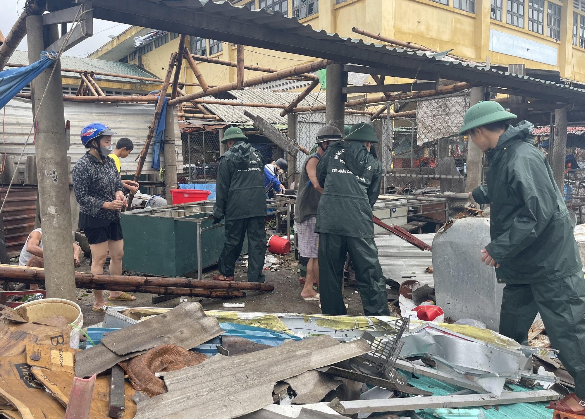 Ngay sau khi lốc xoáy đi qua, Đồn Biên phòng cửa khẩu cảng Cửa Việt đã huy động hàng chục cán bộ, chiến sĩ để giúp người dân khắc phục hậu quả, thu dọn các vật dụng sinh hoạt, vệ sinh nhà ở, cửa hàng kinh doanh...