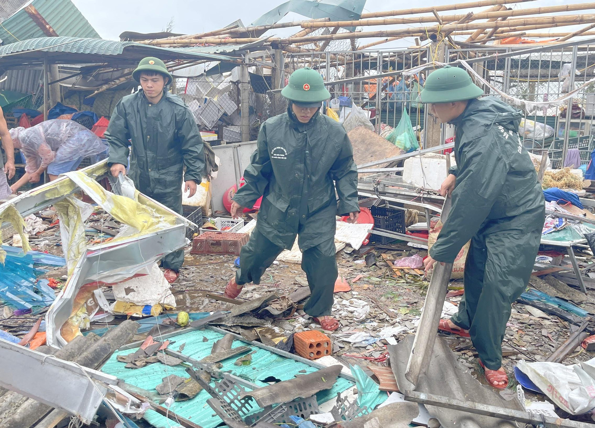 Dù mưa lớn, Bộ đội biên phòng vẫn &quot;xắn tay&quot; giúp dân.