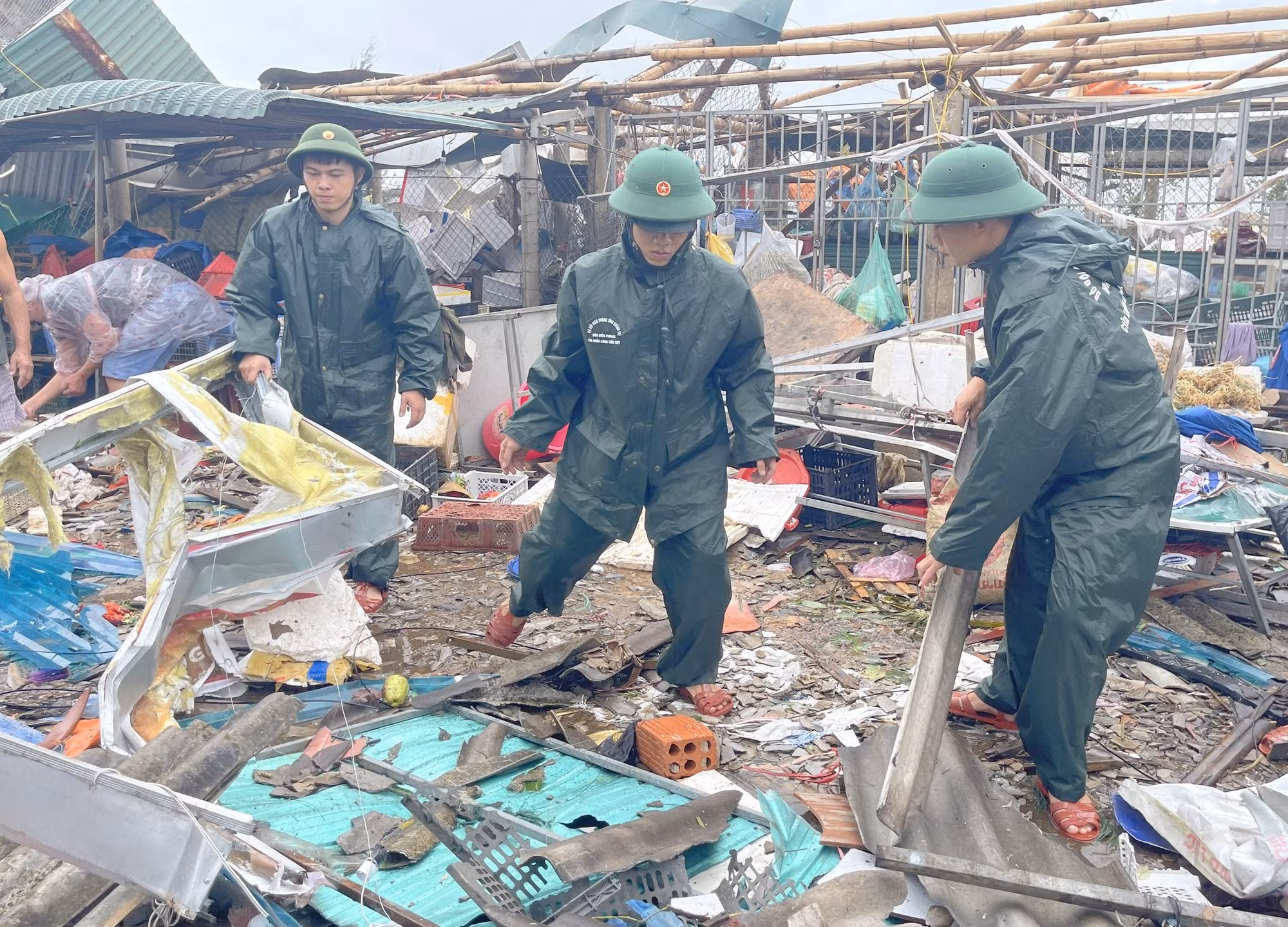 Dù mưa lớn, Bộ đội biên phòng vẫn "xắn tay" giúp dân.