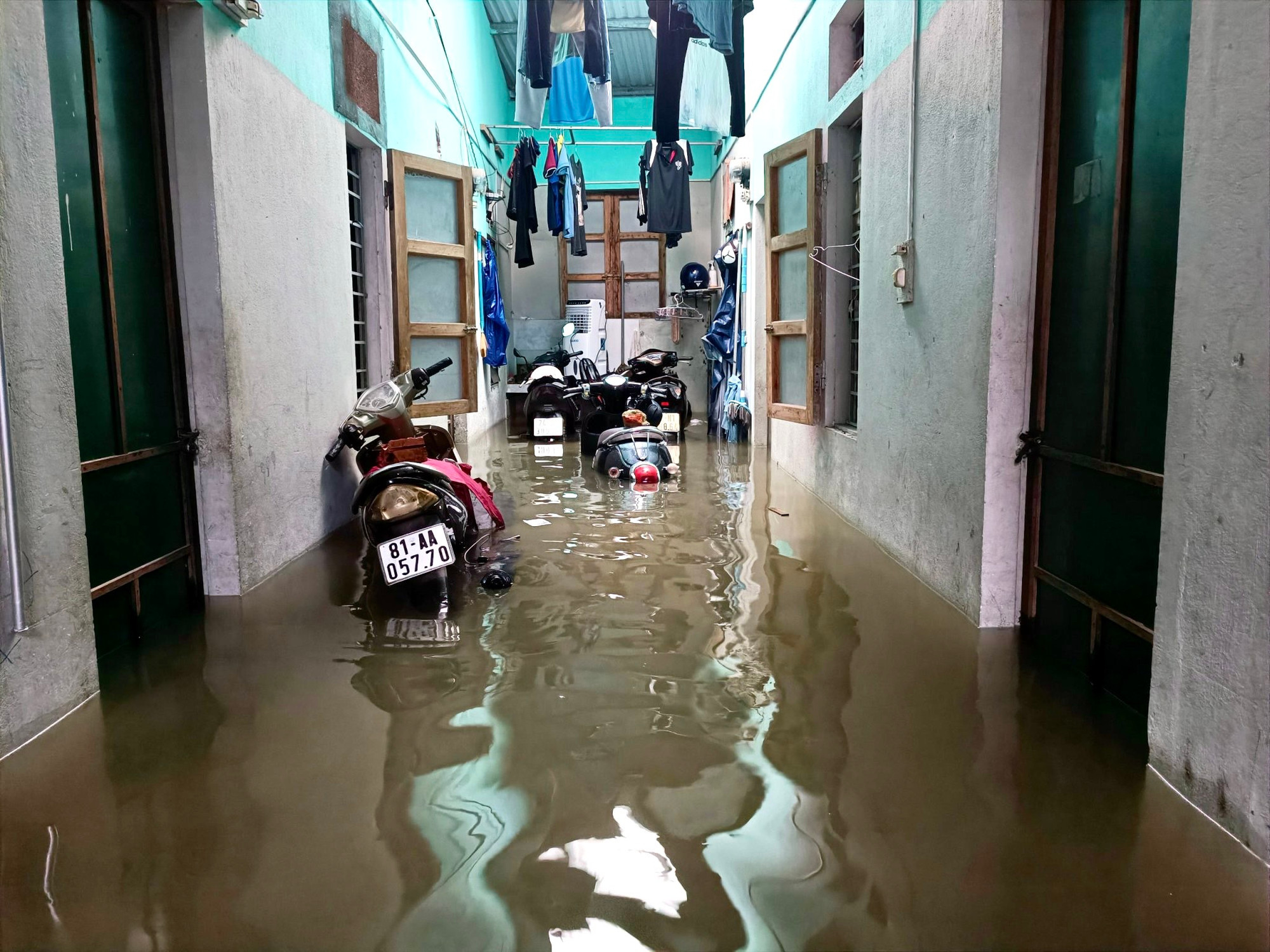 Nước tràn vào các khu trọ của sinh viên tại đường An Dương Vương, TP Huế.