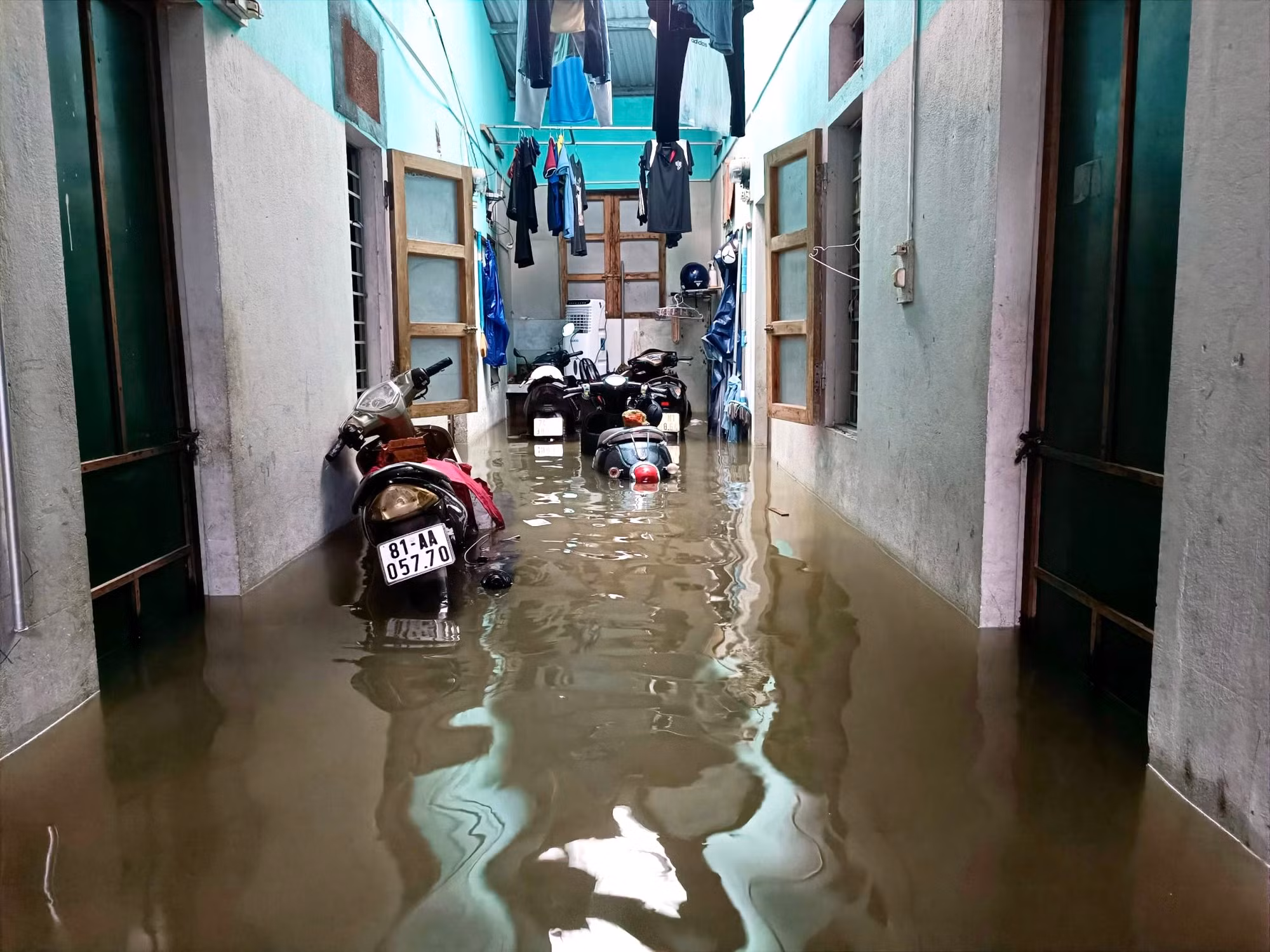 Nước tràn vào các khu trọ của sinh viên tại đường An Dương Vương, TP Huế.