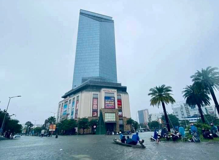 Khu vực ngã 6 - trung tâm của TP Huế cũng bị ngập nặng, hầu hết không thể di chuyển bằng xe máy và ô tô.