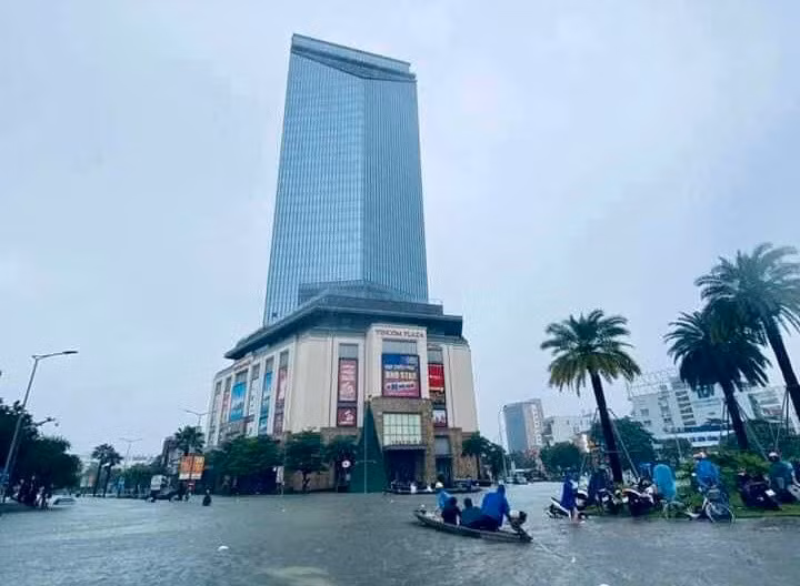 Khu vực ngã 6 - trung tâm của TP Huế cũng bị ngập nặng, hầu hết không thể di chuyển bằng xe máy và ô tô.