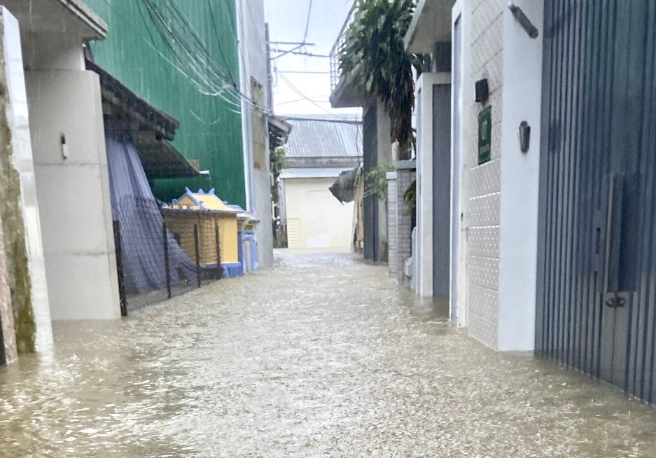 Dự báo đến trưa nay, lũ trên các sông tiếp tục lên và sẽ đạt đỉnh, sông Hương ở trạm Kim Long đạt đỉnh ở mức 4,4m; sông Bồ tại trạm Phú Ốc đạt mức 4,5m, sau xuống chậm. (Ảnh: Hoàng Hải)