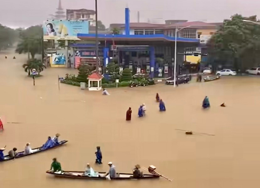Ghi nhận tại ngã tư đường Hùng Vương và đường bà Triệu (TP Huế), giao thông bị tê liệt, người dân phải đi bộ hoặc di chuyển bằng thuyền.