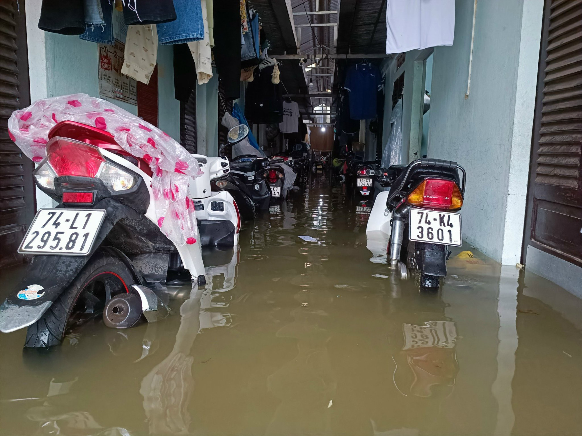 Anh Nguyễn Quốc Cường (trú tại kiệt 85, An Dương Vương, TP Huế) cho biết, từ tối 14/11, nước đã tràn vào phòng, xe máy bị ngập hư hỏng. Đến sáng 15/11 toàn bộ khu trọ đã ngập hết.