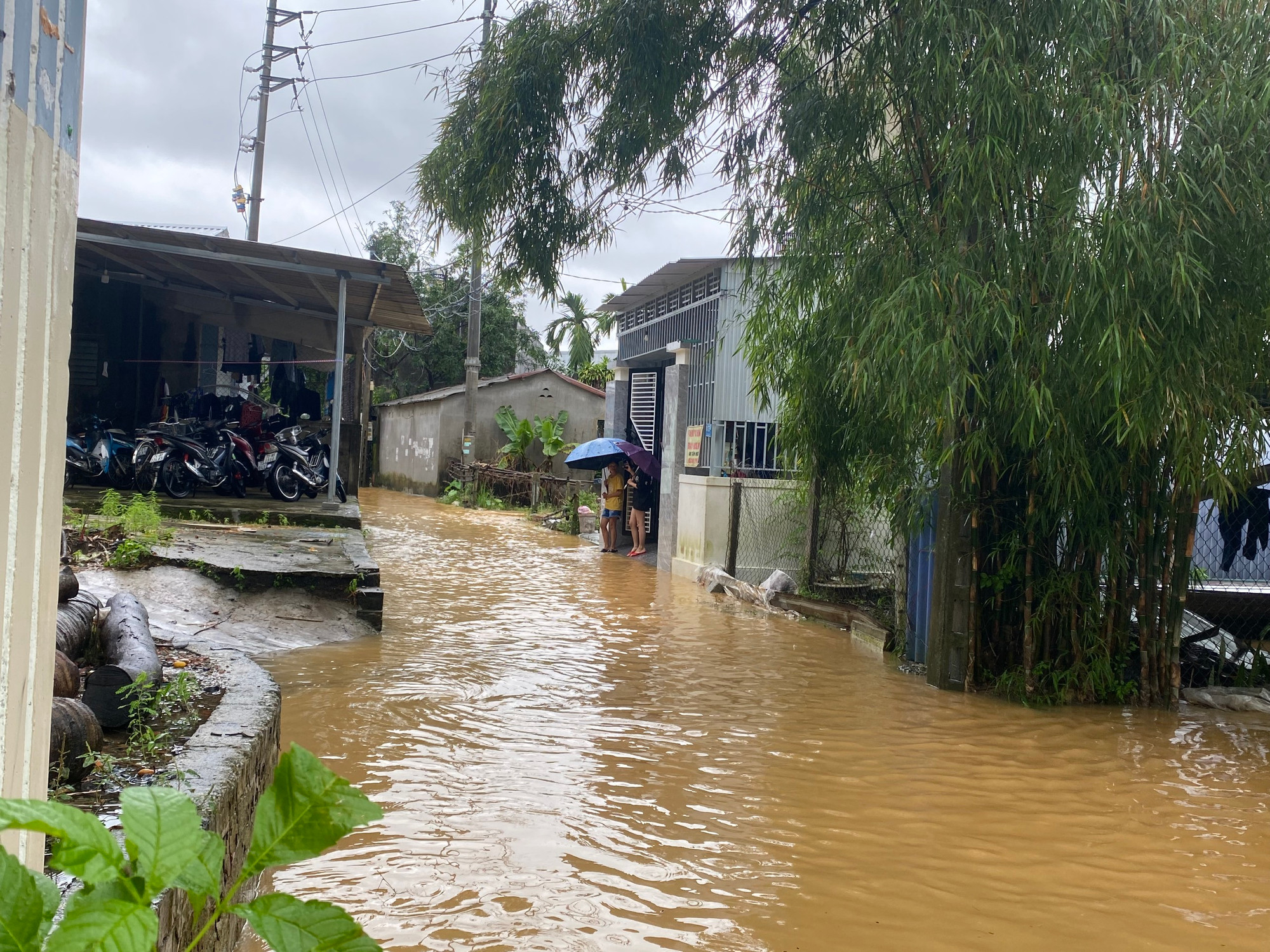 Mưa lớn kéo dài, các đập thủy điện, hồ chứa nước đã điều tiết xả nước.