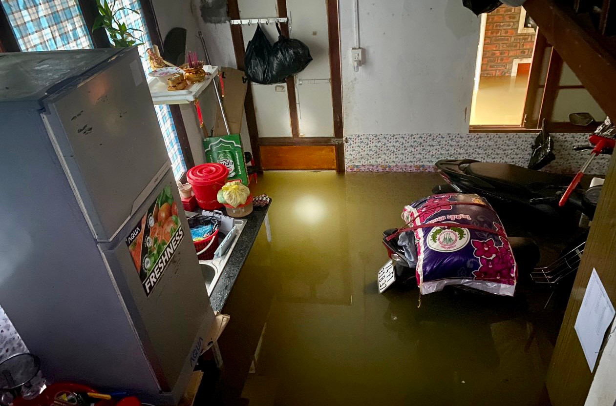 Anh Trương Văn Quốc (trú tại đường Hải Triều, TP Huế) cũng phải di chuyển người và tài sản đến nơi cao hơn do nước lũ tràn vào khu trọ.