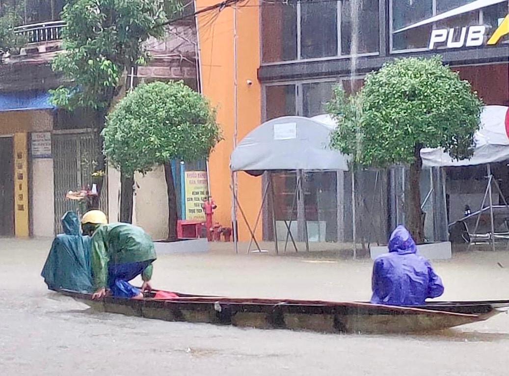 “Tôi phải mượn thuyền di chuyển đồ đạc và cùng các bạn sinh viên trong trọ đi đến nơi cao hơn để đảm bảo an toàn. Giờ chỉ mong nước nhanh rút cho mọi người đỡ vất vả”, anh Cường nói.