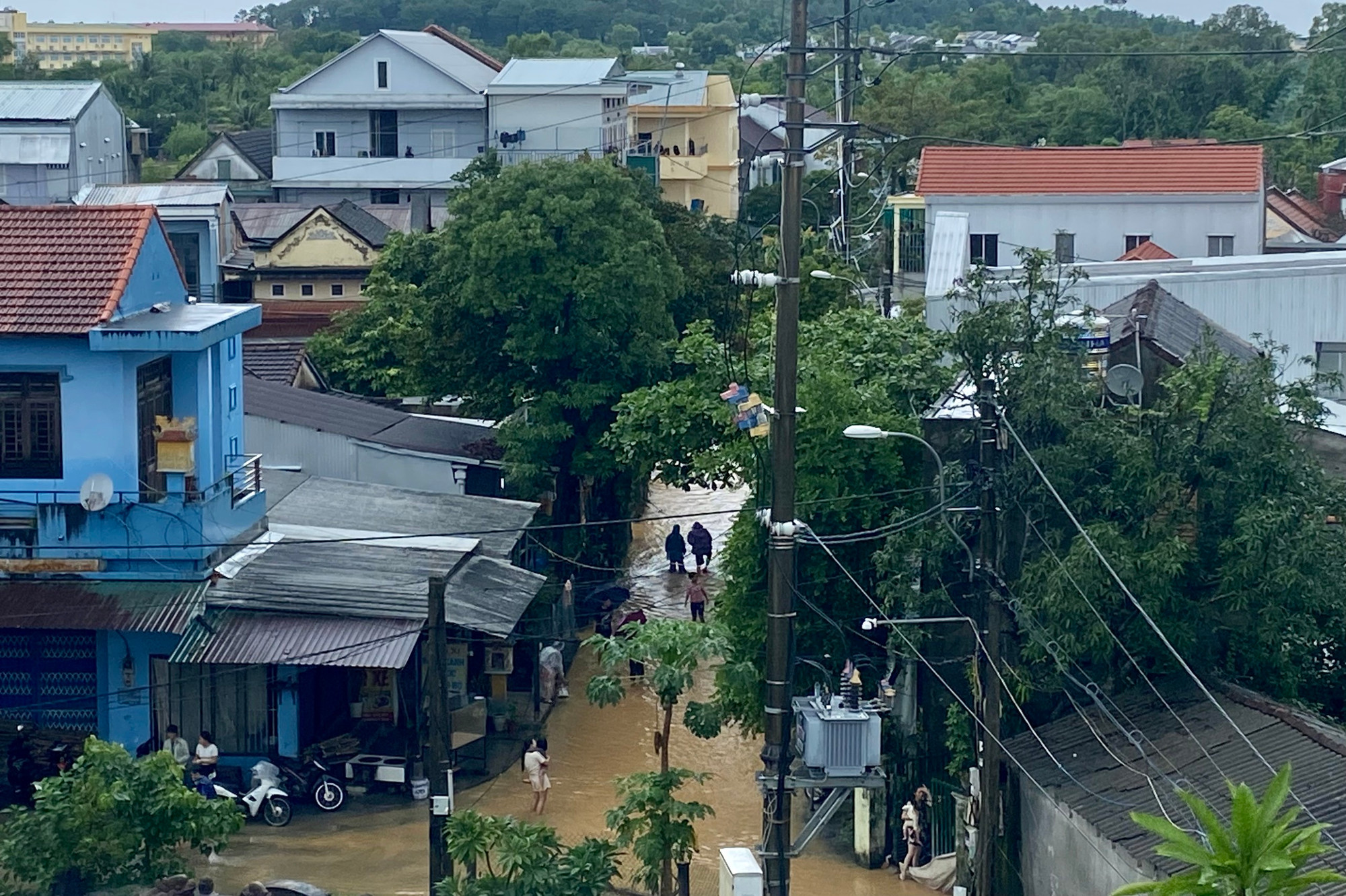 Dẫn đến tình trạng vùng trũng bị ngập sâu cục bộ.