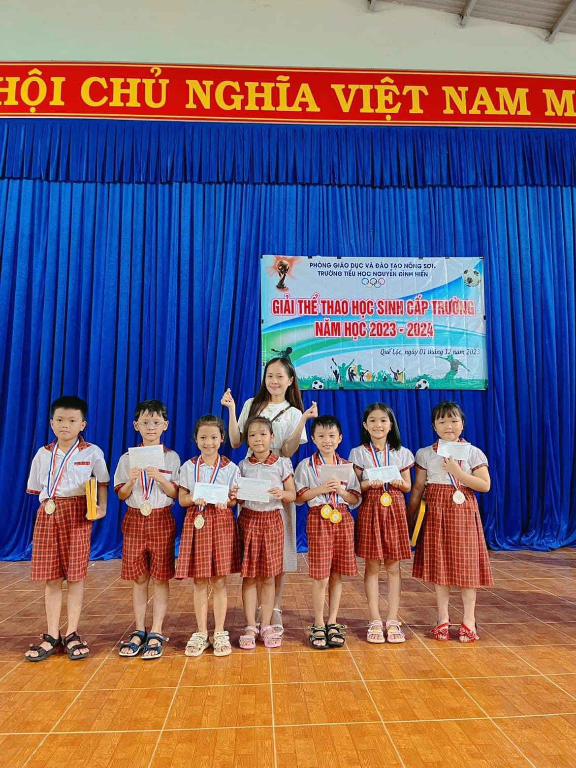 Hồng Ngọc cũng chia sẻ thêm, bản thân luôn tâm niệm rằng, một nhà giáo thực thụ, bên cạnh năng lực về kiến thức còn phải sở hữu một trái tim giàu lòng yêu thương học sinh và tâm huyết với nghề. Hồng Ngọc cũng chia sẻ thêm, bản thân luôn tâm niệm rằng, một nhà giáo thực thụ, bên cạnh năng lực về kiến thức còn phải sở hữu một trái tim giàu lòng yêu thương học sinh và tâm huyết với nghề.