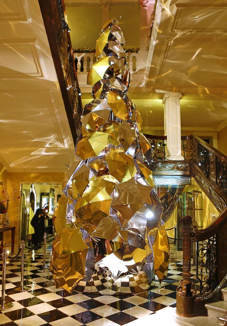 Thông Noel từ đồ tái chế vẫn đẹp mê hồn ở khách sạn Claridge, London, Anh.