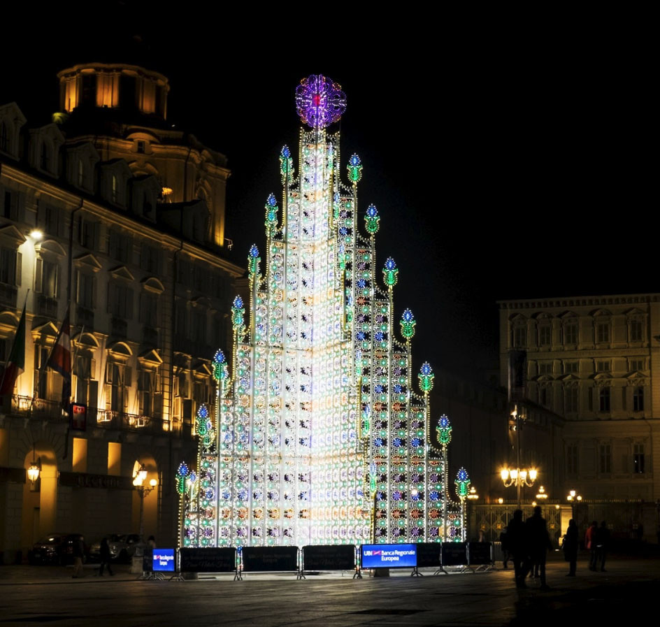 Cây thông Torino Luminarie chiếu sáng cho thành phố Torino, Canada ở quảng trường trung tâm nhờ 45 nghìn đèn led và 25 nghìn đèn siêu nhỏ.