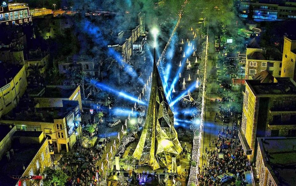 Thông được làm từ hơn một trăm chiếc ô bằng vàng và vải bạc, là tác phẩm điêu khắc bất đối xứng ở Lebanon.