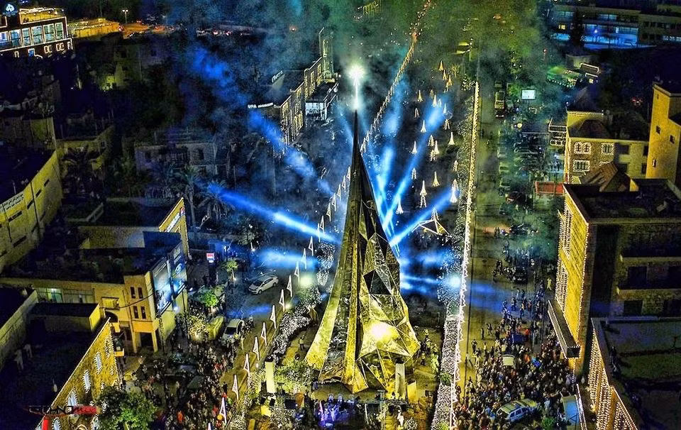 Thông được làm từ hơn một trăm chiếc ô bằng vàng và vải bạc, là tác phẩm điêu khắc bất đối xứng ở Lebanon.