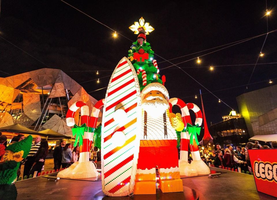 Được làm từ hơn nửa triệu viên gạch đồ chơi, cây thông Giáng sinh LEGO cao 32 feet ở Melbourne, Úc có người lính đồ chơi kích thước như thật và những cây kẹo cùng một ông già Noel bên cạnh.