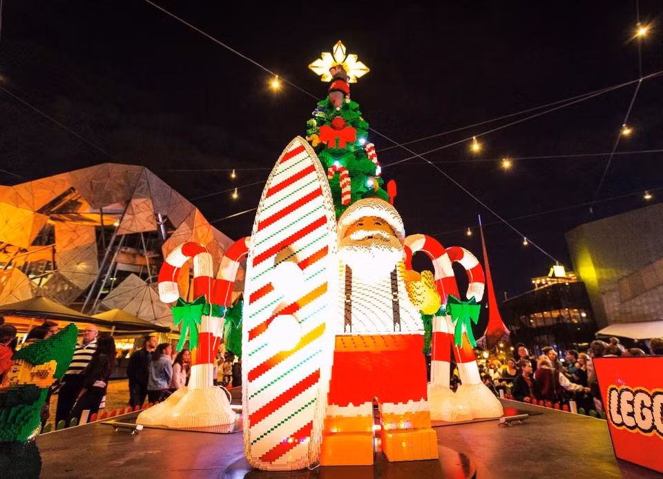 Được làm từ hơn nửa triệu viên gạch đồ chơi, cây thông Giáng sinh LEGO cao 32 feet ở Melbourne, Úc có người lính đồ chơi kích thước như thật và những cây kẹo cùng một ông già Noel bên cạnh.
