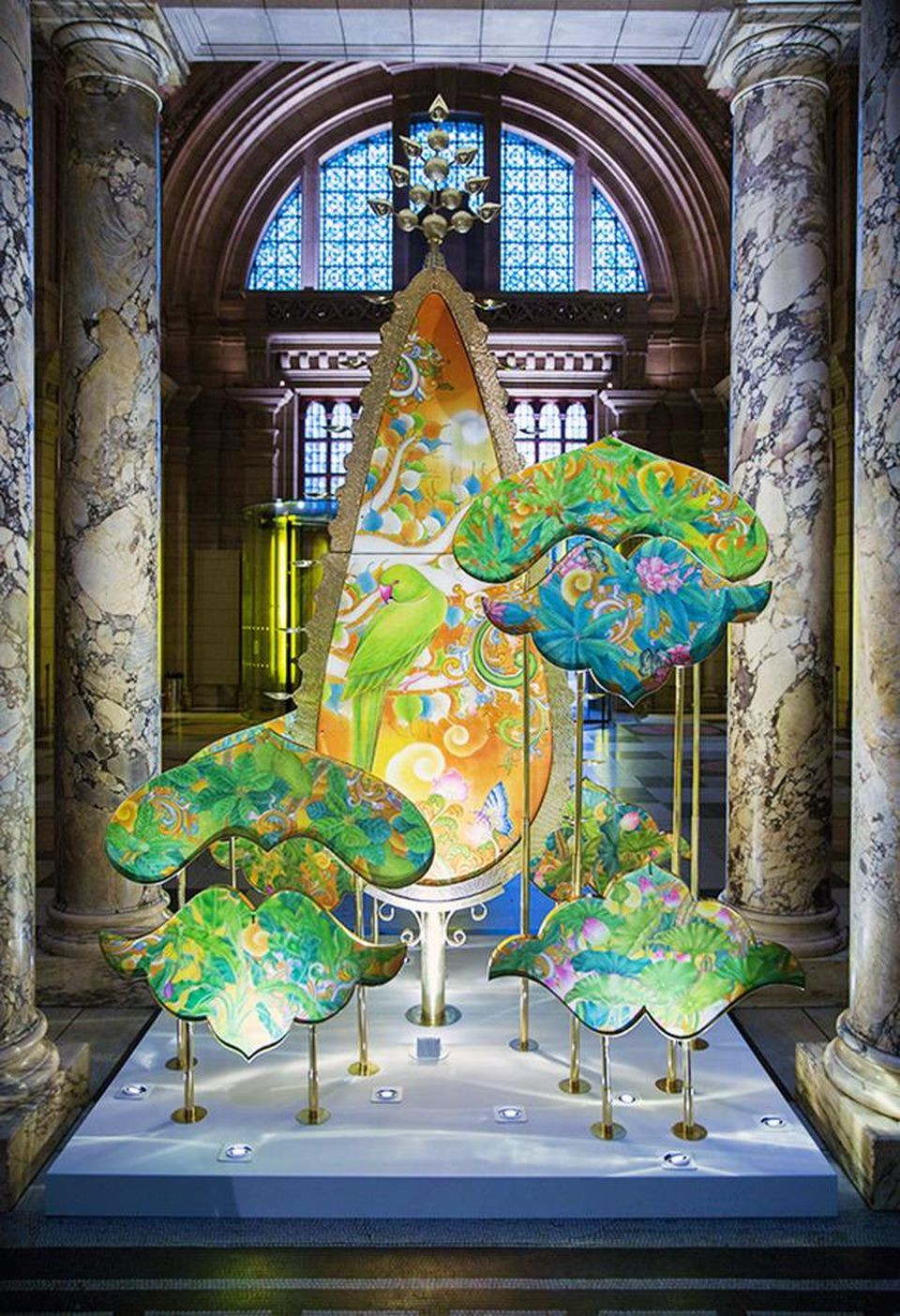 Thông Noel tập hợp đầy màu sắc của các cấu trúc đứng tự do, Kalpataru: Cây ước nguyện ở khu triển lãm tại Bảo tàng London, Anh. Ảnh: Forbes