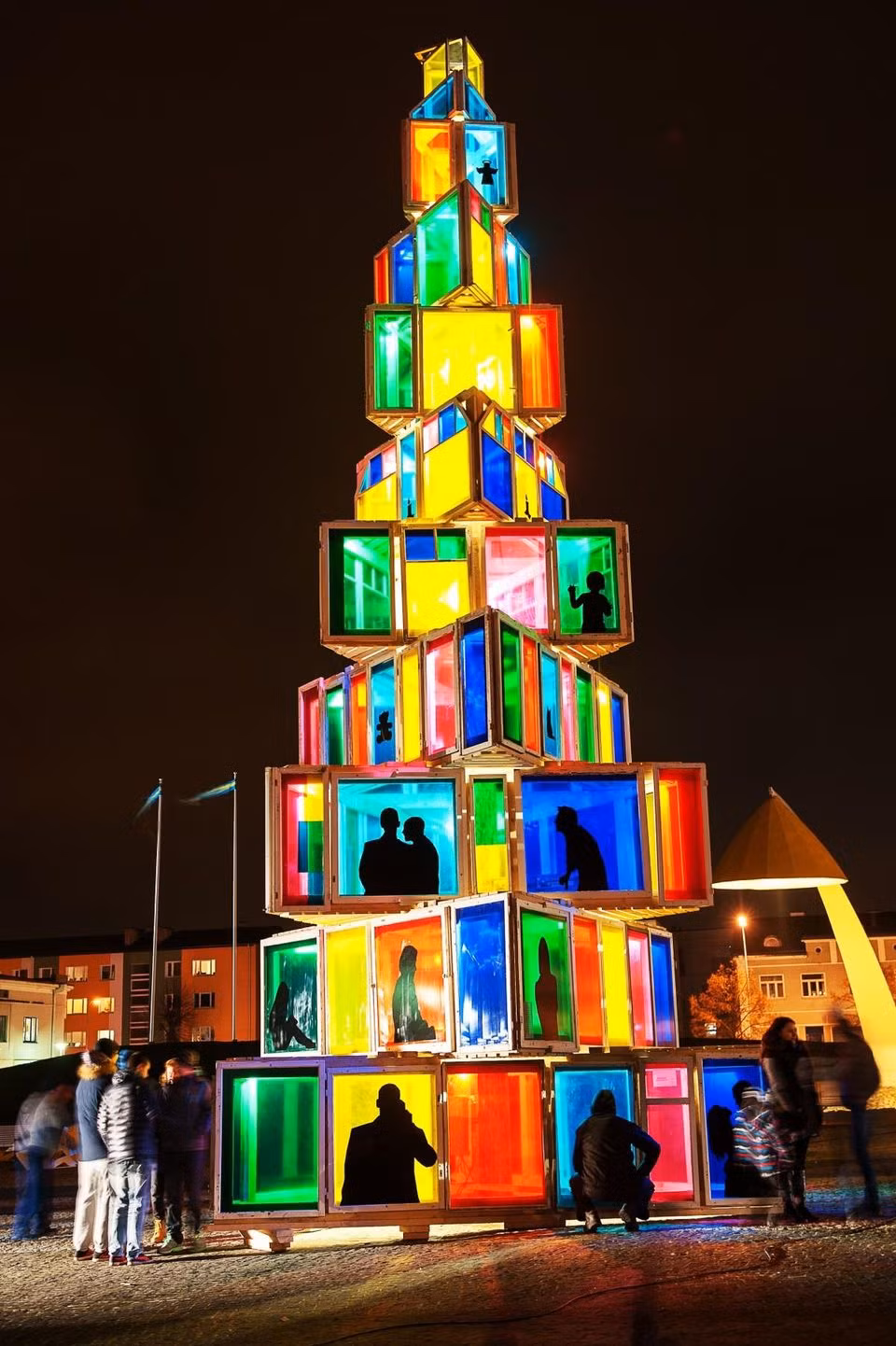 Thông Noel Rakvere’s 39 ở London, Anh làm từ 121 cửa sổ cũ nhưng vẫn long lanh.