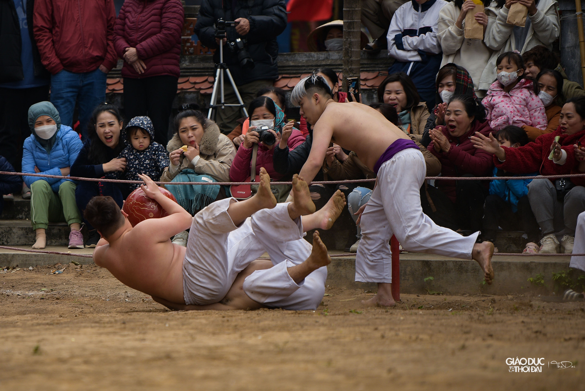 Quả cầu được tiện bằng gỗ mít, đường kính khoảng 35 cm, nặng hơn 20 kg, sơn son thếp vàng.