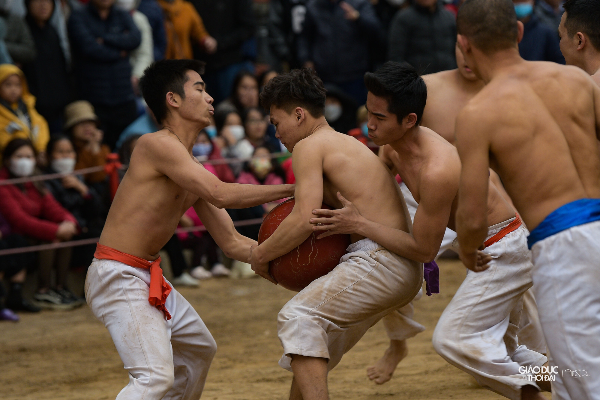 Các cầu thủ giành giật, cản phá quyết liệt nhau để tranh quả cầu gỗ mít.