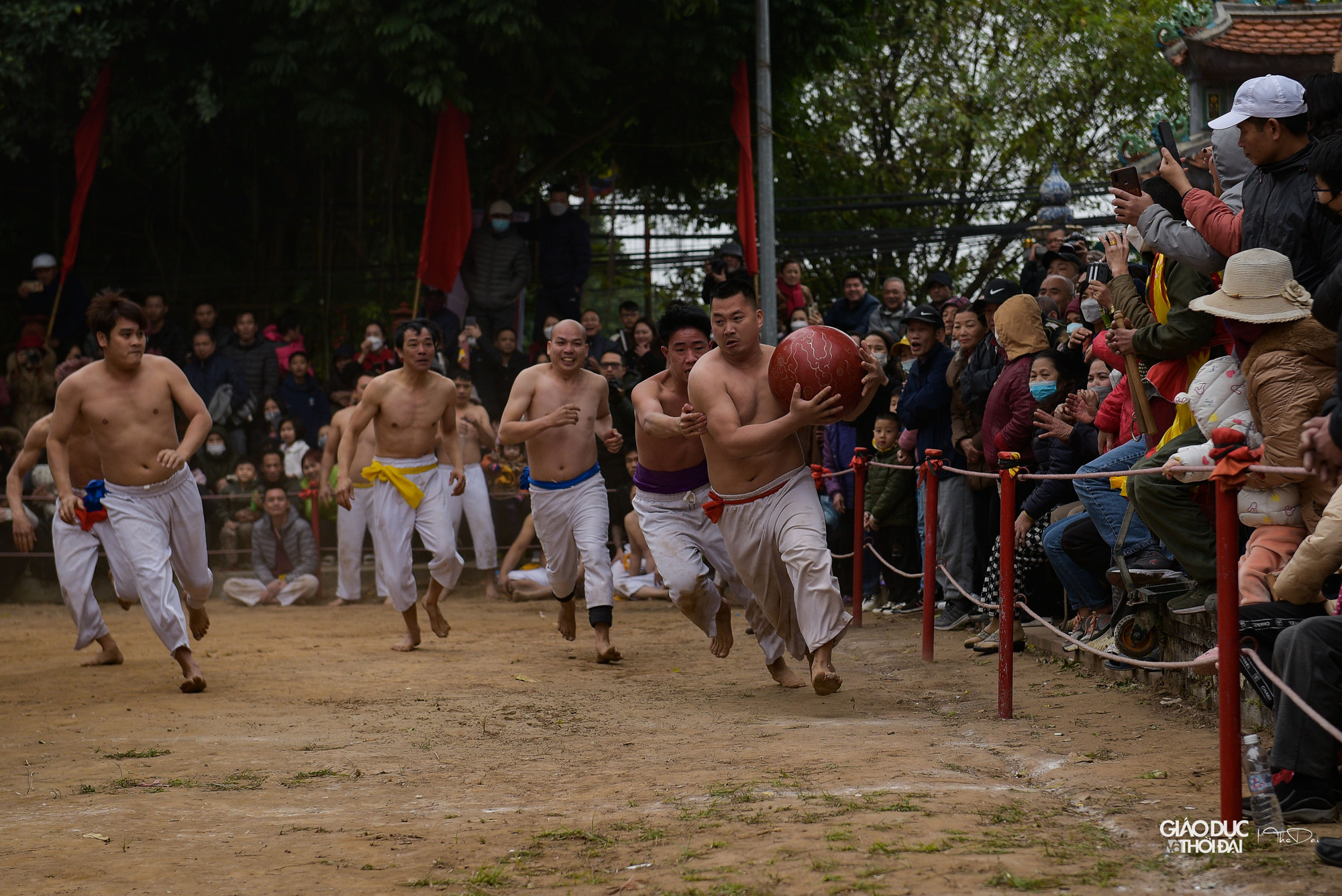 Quả cầu được tiện bằng gỗ mít, đường kính khoảng 35 cm, nặng hơn 20 kg, sơn son thếp vàng.