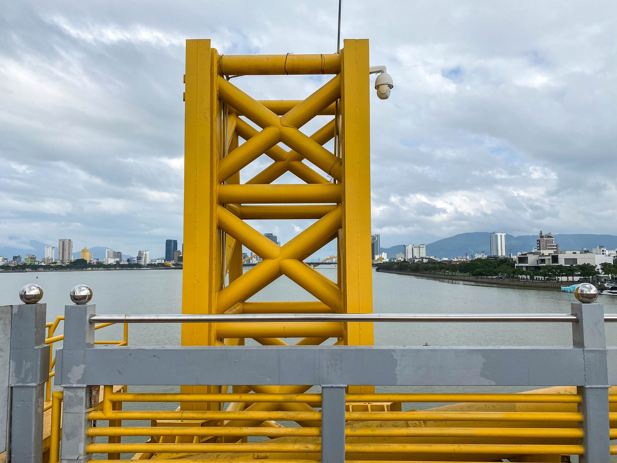 Năm 2012, cầu Nguyễn Văn Trỗi dừng khai thác và đến năm 2013, qua quá trình cải tạo, cầu được cải tạo, thiết kế thêm chức năng có thể nâng lên hạ xuống cho tàu thuyền qua lại và phục vụ nhu cầu đi bộ, vui chơi, vãn cảnh của người dân, du khách. Năm 2012, cầu Nguyễn Văn Trỗi dừng khai thác và đến năm 2013, qua quá trình cải tạo, cầu được cải tạo, thiết kế thêm chức năng có thể nâng lên hạ xuống cho tàu thuyền qua lại và phục vụ nhu cầu đi bộ, vui chơi, vãn cảnh của người dân, du khách.