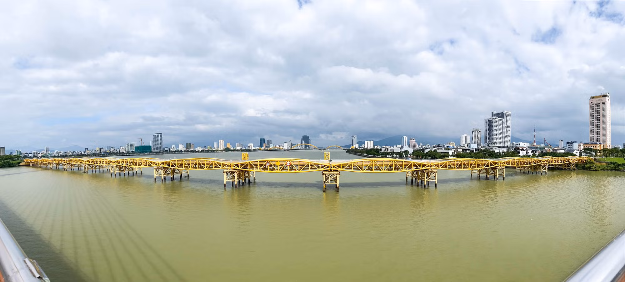 Cây cầu cổ nhất ở Đà Nẵng bắc qua sông Hàn trở thành điểm du lịch về đêm.