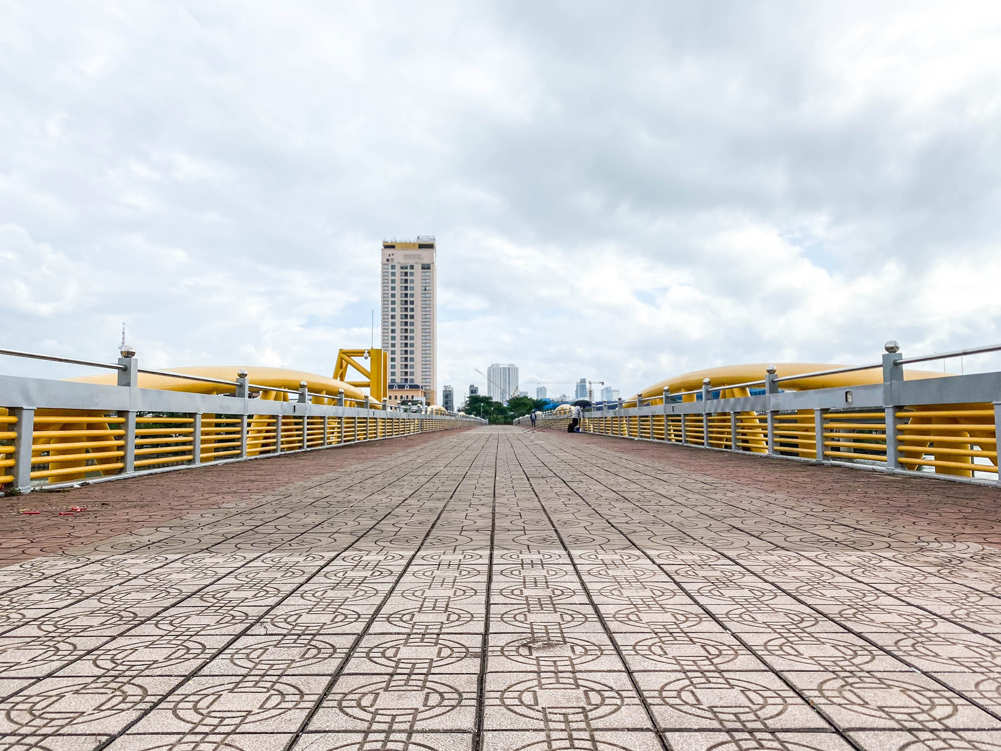 Trong khu vực này cũng có các hoạt động như dịch vụ thức ăn nhanh, nước giải khát mang đi và sản phẩm lưu niệm. Trong khu vực này cũng có các hoạt động như dịch vụ thức ăn nhanh, nước giải khát mang đi và sản phẩm lưu niệm.