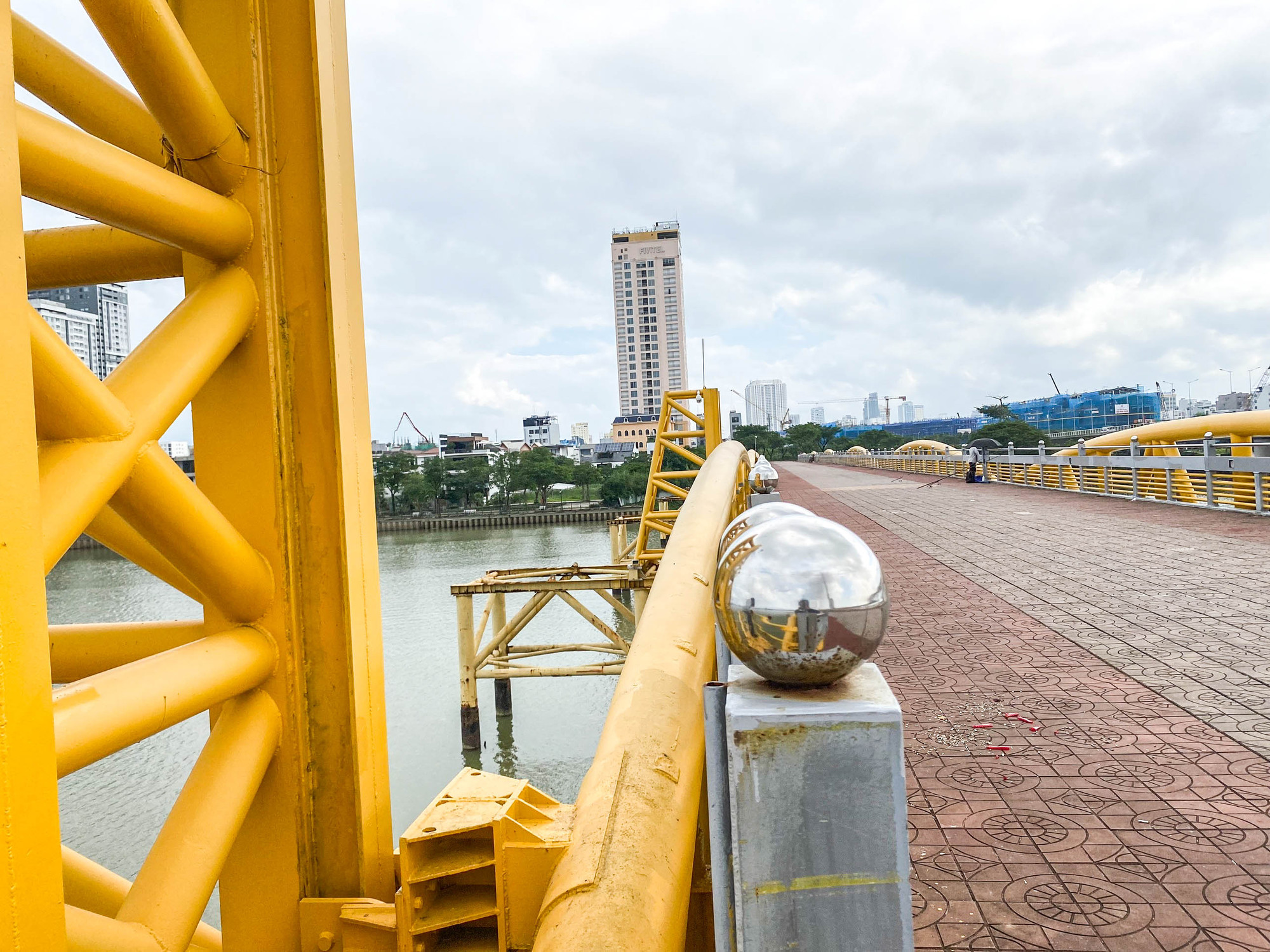 Năm 1978, cầu được dỡ bỏ mặt cầu bằng gỗ, thay bằng kết cấu bê tông cốt thép. Năm 1996, mặt cầu lại được thay bằng các tấm thép để giảm trọng lượng do kết cấu móng bị yếu. Năm 1978, cầu được dỡ bỏ mặt cầu bằng gỗ, thay bằng kết cấu bê tông cốt thép. Năm 1996, mặt cầu lại được thay bằng các tấm thép để giảm trọng lượng do kết cấu móng bị yếu.